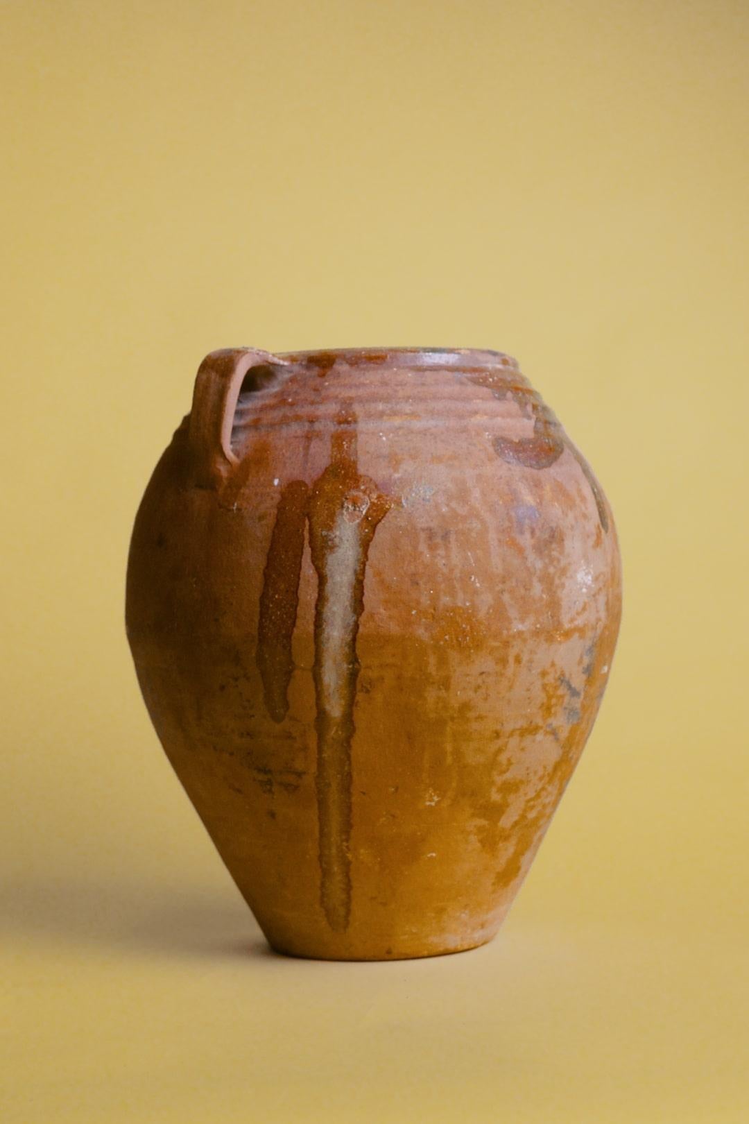 Metà XX secolo Vaso turco a doppio manico in terracotta in vendita