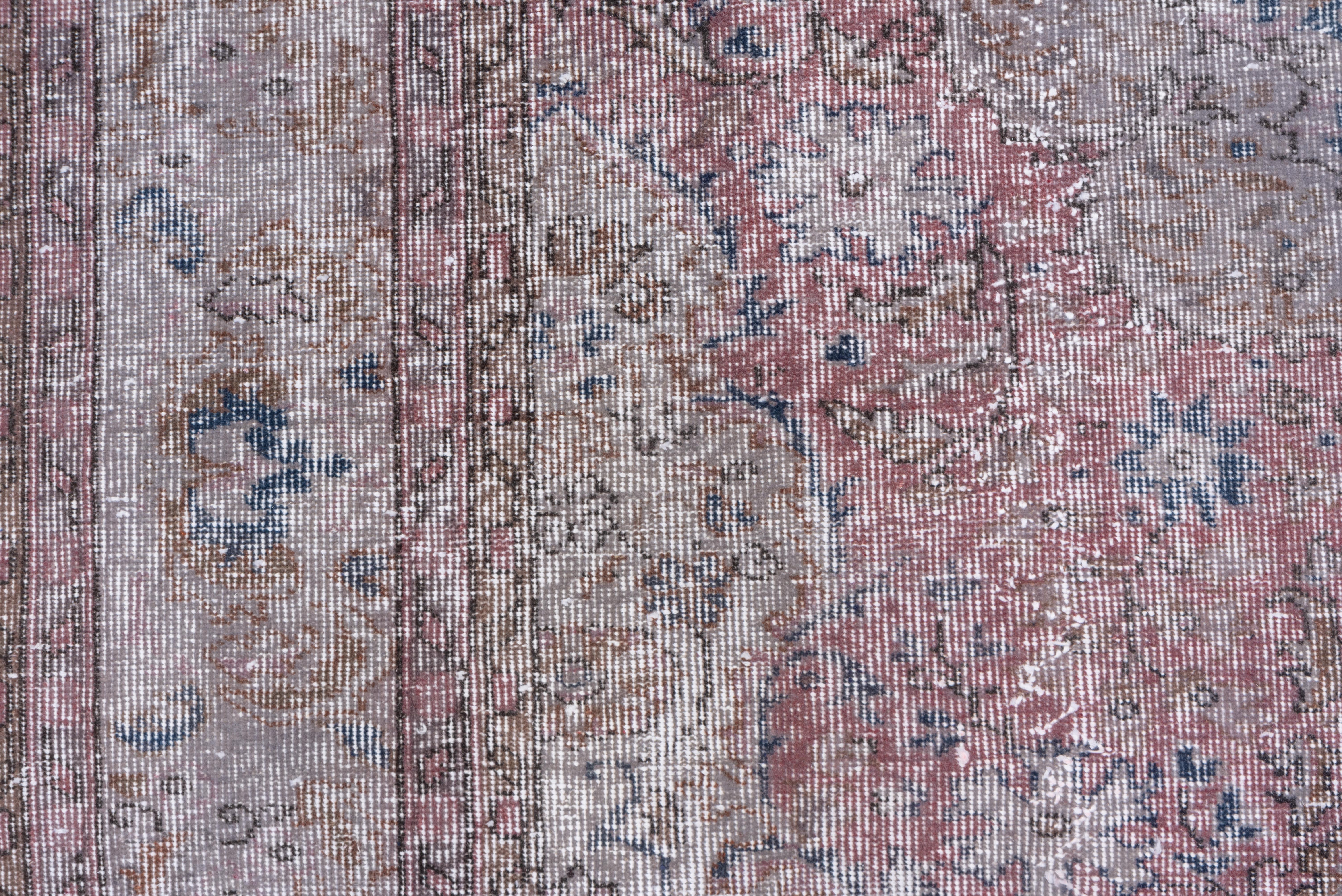 Türkischer gefärbter Sparta-Teppich in Rauchlila – gewaschener Effekt – 1940 (Wolle) im Angebot