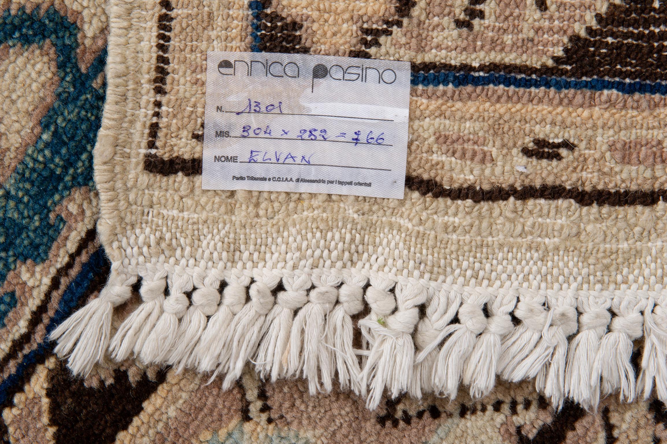 1301 - Elfenbeinfarbener Hintergrund und beige Umrandung für diesen eleganten Vintage-Teppich. Seltene beige und blaue Arabesken heben ihn von den üblichen Teppichen ab.
Das große Format ist ideal für das Wohnzimmer.