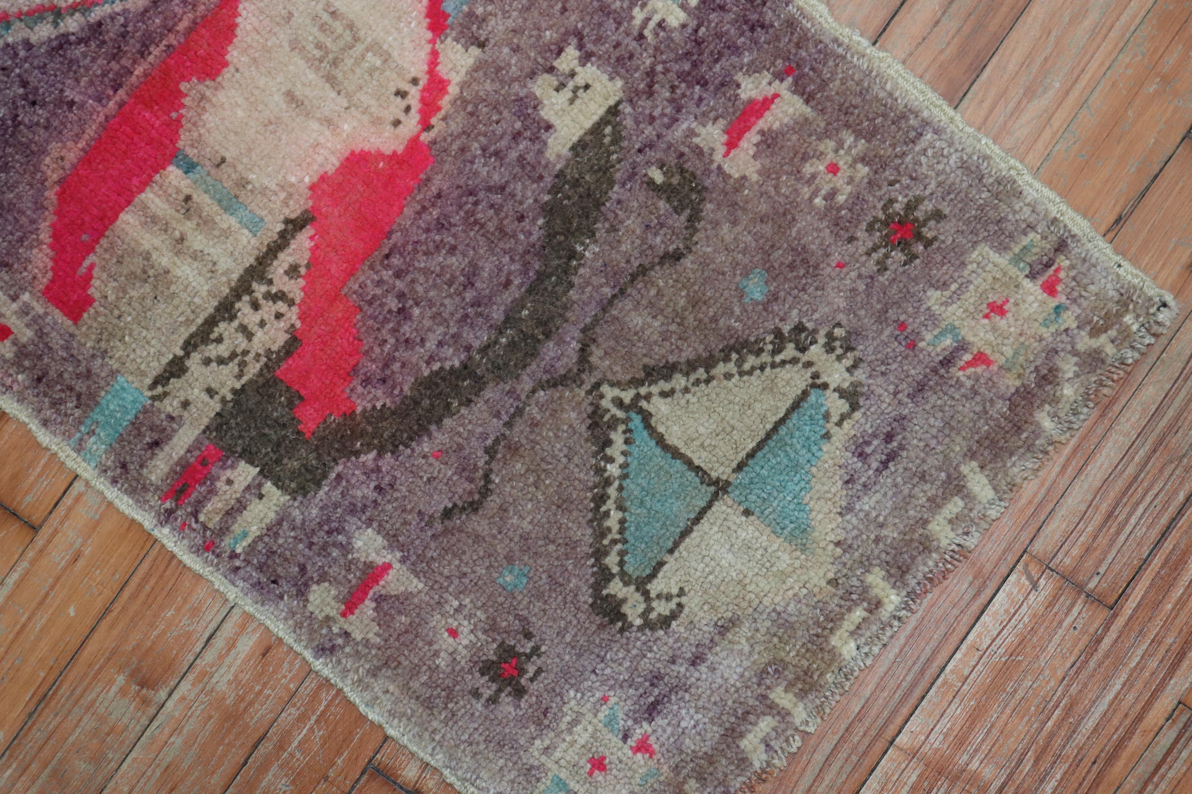 Mid-20th century anatolian mat with a peculiar facial motif on a lavender field.

Measures: 1'7