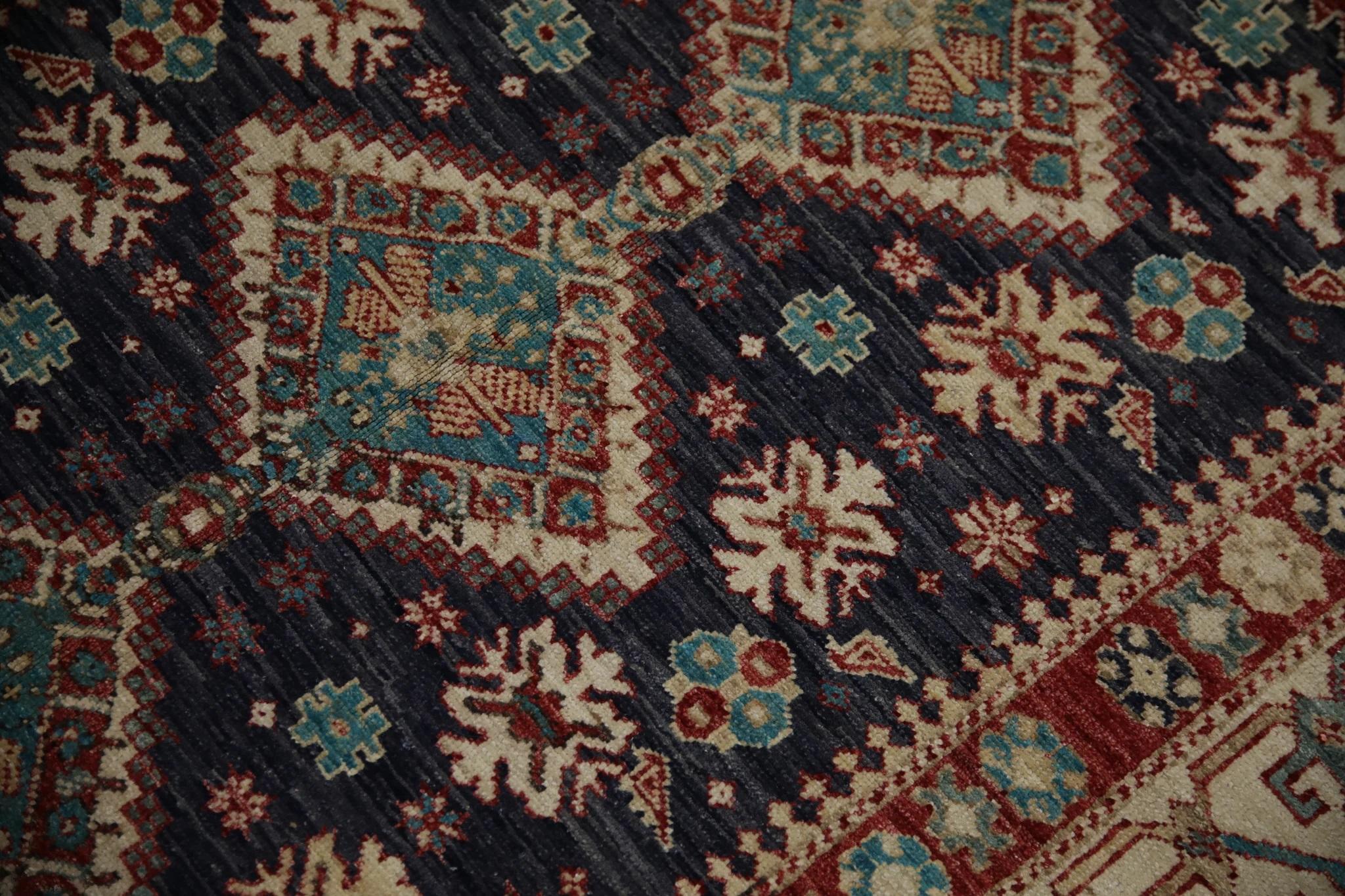 Dieser türkische, fein gewebte Oushak-Teppich ist ein atemberaubendes Kunstwerk, das von erfahrenen Kunsthandwerkern mit traditionellen Techniken handgewebt wurde. Der Teppich weist komplizierte Muster und eine weiche Farbpalette auf, die durch die