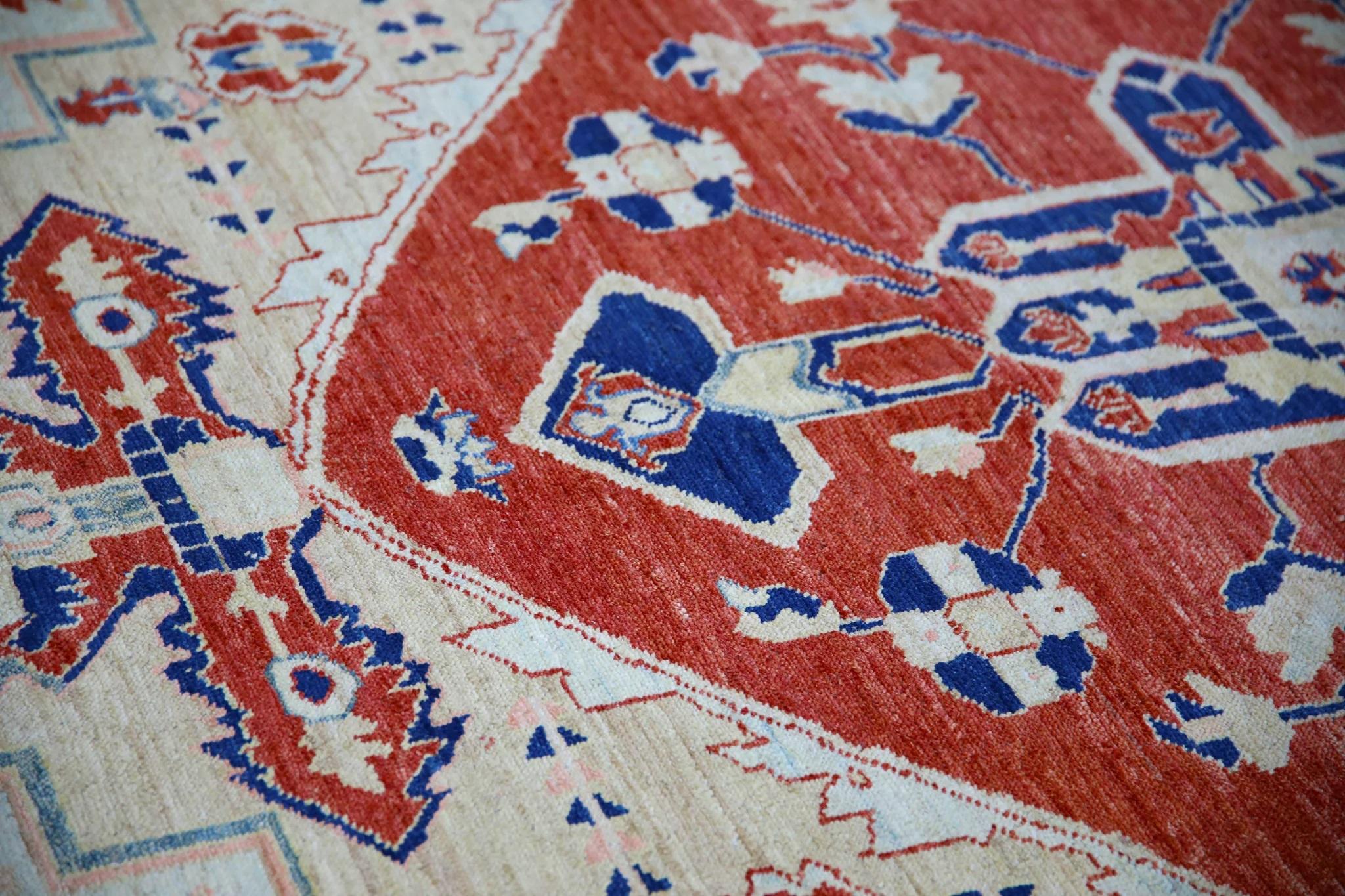 Esta moderna alfombra turca Oushak de tejido fino es una impresionante obra de arte tejida a mano con técnicas tradicionales por hábiles artesanos. La alfombra presenta intrincados dibujos y una suave paleta de colores que se consigue mediante el