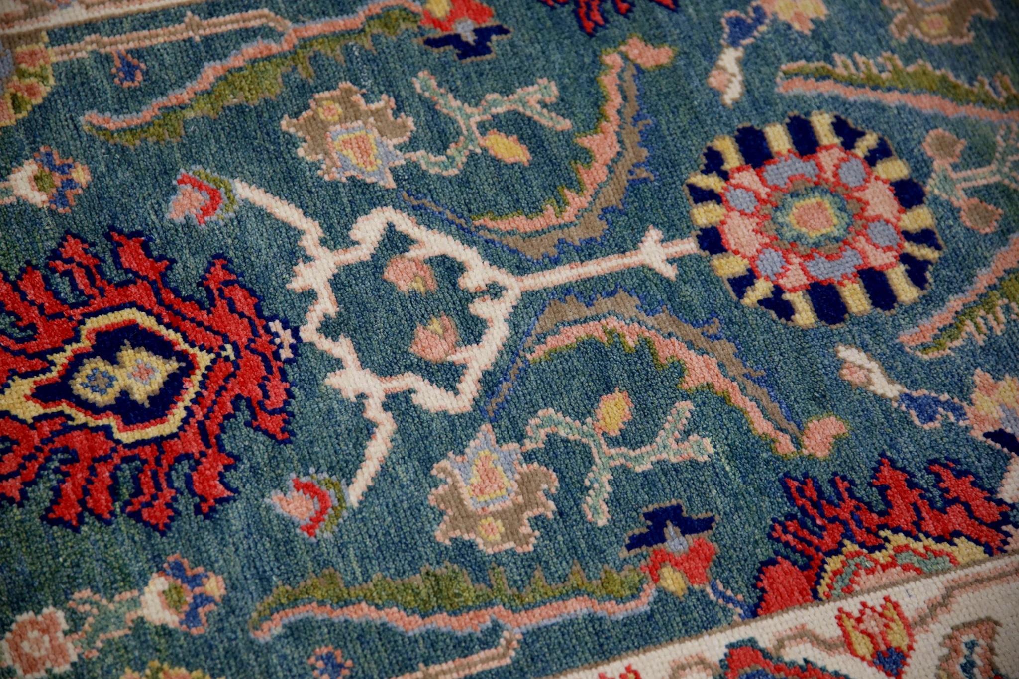Dieser moderne, fein gewebte türkische Oushak-Teppich ist ein atemberaubendes Kunstwerk, das von erfahrenen Kunsthandwerkern mit traditionellen Techniken handgeknüpft wurde. Der Teppich weist komplizierte Muster und eine weiche Farbpalette auf, die