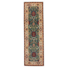 Tapis turc en laine fine tissée à fleurs crème, verte et rouge de 2'7" x 8'5".