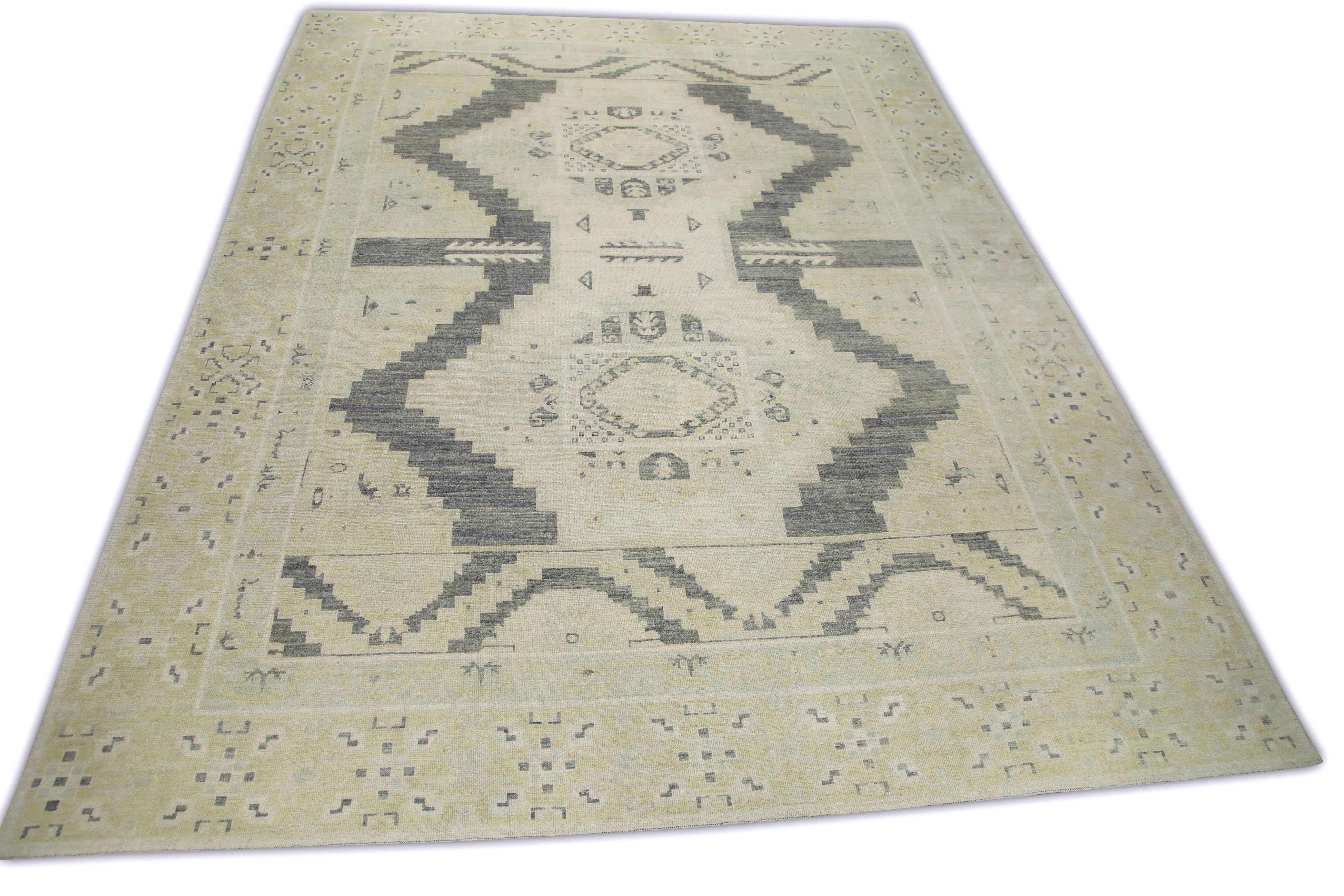 Dieser moderne, fein gewebte türkische Oushak-Teppich ist ein atemberaubendes Kunstwerk, das von erfahrenen Kunsthandwerkern mit traditionellen Techniken handgeknüpft wurde. Der Teppich weist komplizierte Muster und eine weiche Farbpalette auf, die