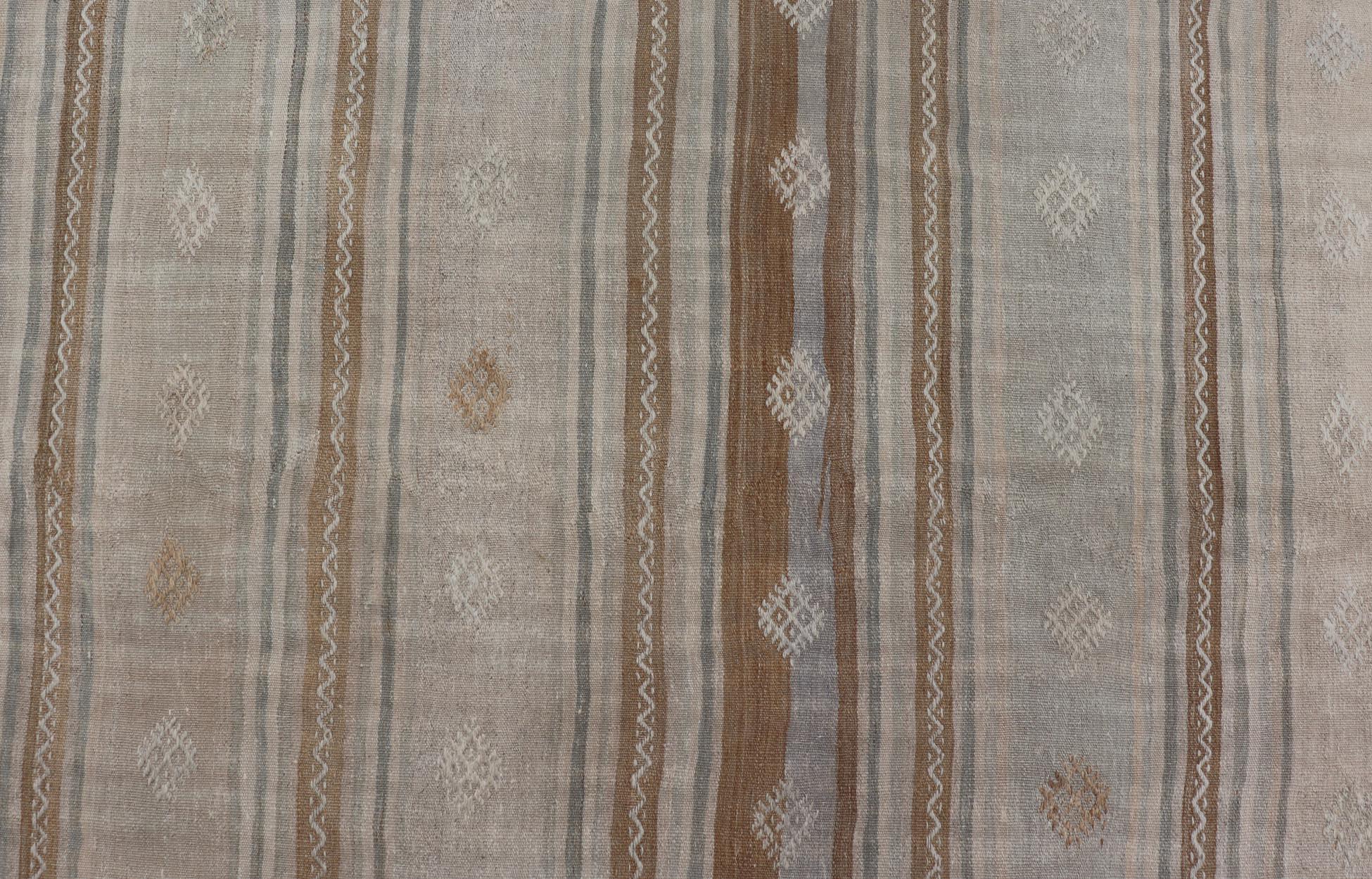 Vintage flat-weave Kilim with embroideries with a modern design in tan, brown, and blue
geometric stripe design vintage Kilim from Turkey, Keivan Woven Arts / rug EN-13979, country of origin / type: Turkey / Kilim, circa 1950

Measures: 4'8 x 9'9.