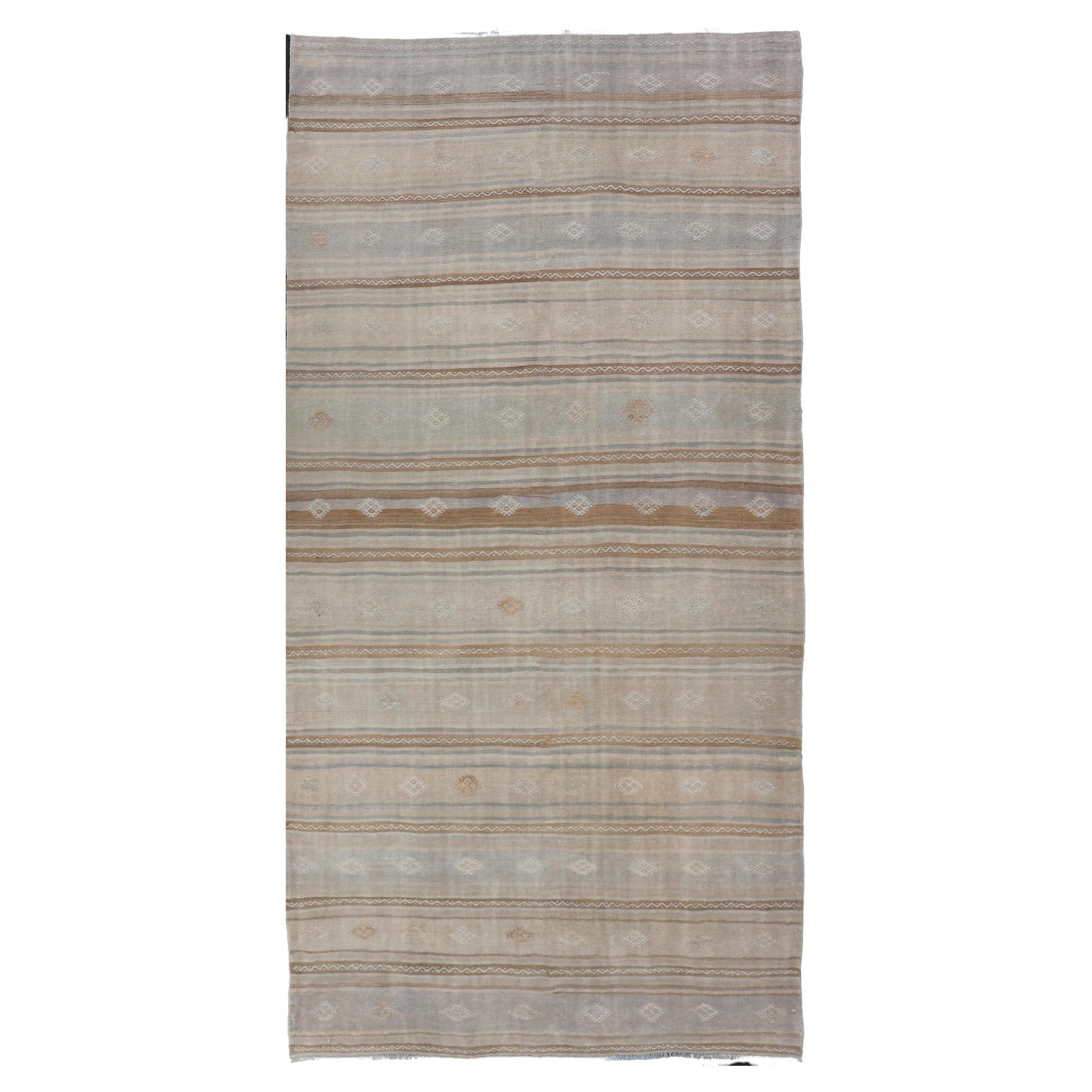 Tapis Kilim turc à broderies à tissage plat en brun clair, taupe, marron et bleu doux