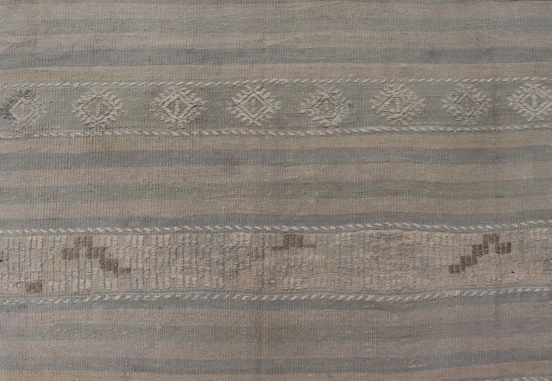 Türkisches Flachgewebe in Tan, Taupe und Grau-Blau mit Streifen 6'6
