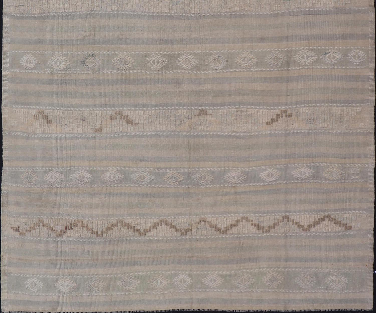 Türkisches Flachgewebe in Tan, Taupe und Grau-Blau mit Streifen 6'6