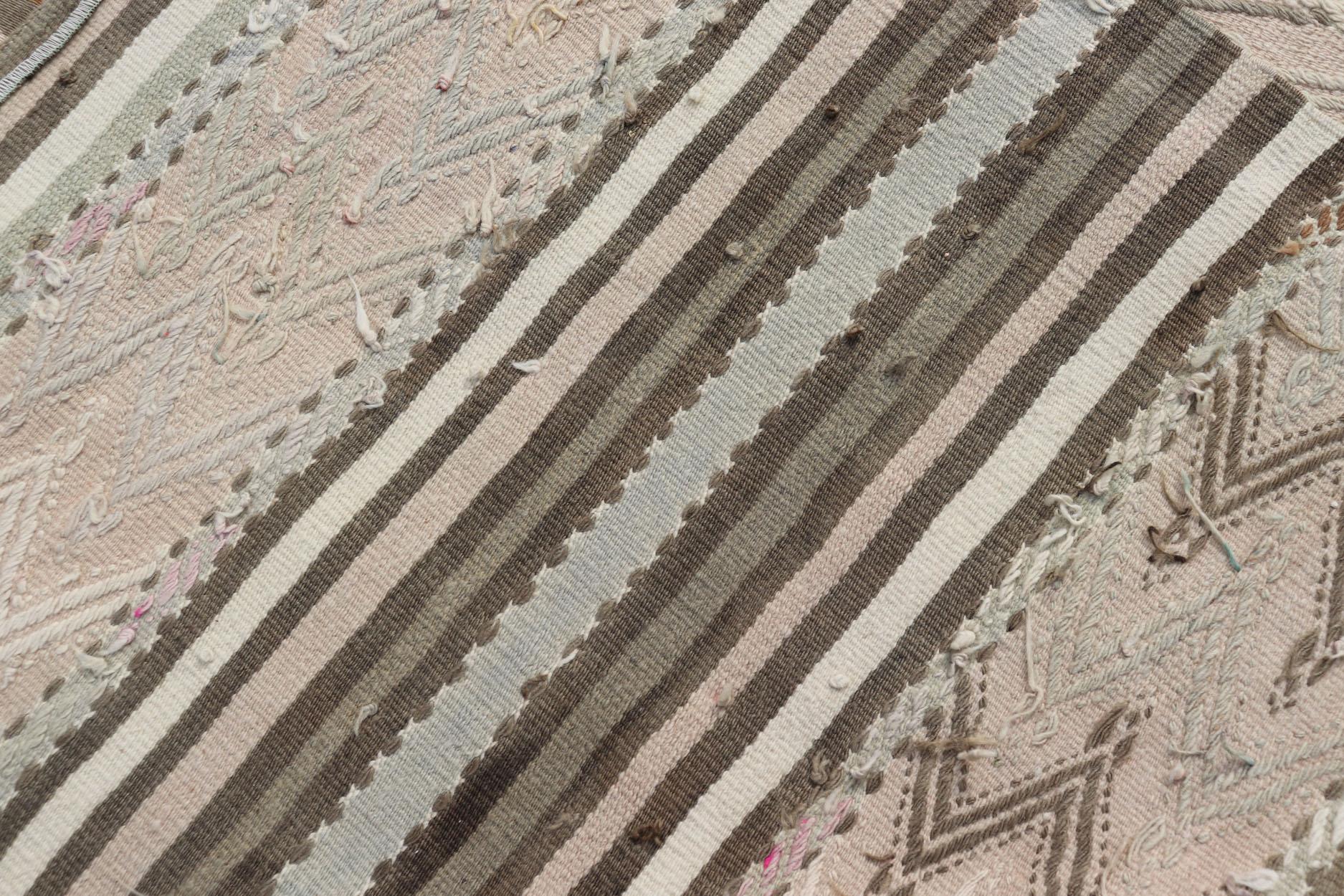 Kilim turco a trama piatta in colori tenui con strisce e ricami in vendita 3
