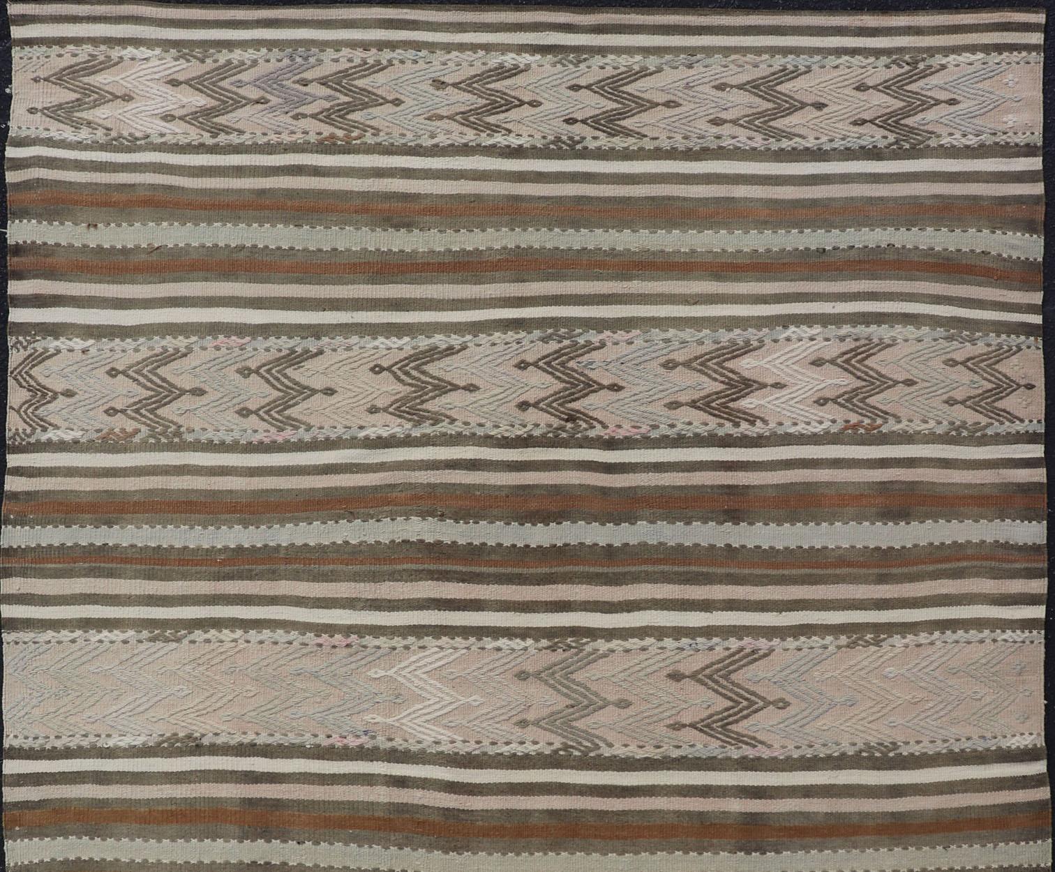 Tappeto vintage Kilim turco nei colori taupe chiaro, verde, tan, marrone chiaro, beige e crema. Keivan Woven Arts / tappeto EN-176476, Paese d'origine / tipo: Turchia / Kilim, circa 1950

Misure: 5 x 7'3.