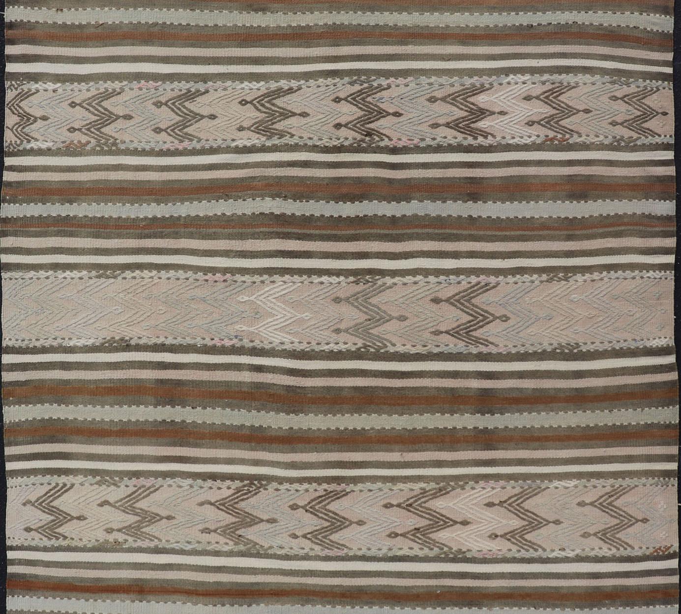 Turco Kilim turco a trama piatta in colori tenui con strisce e ricami in vendita