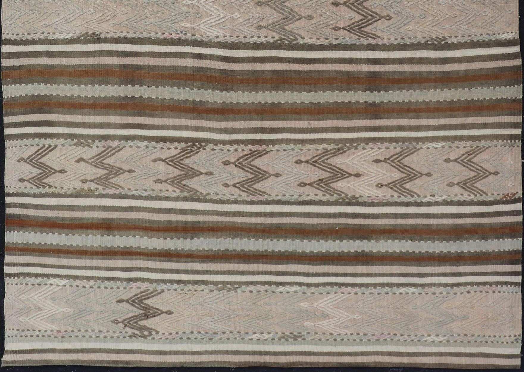 Tessuto a mano Kilim turco a trama piatta in colori tenui con strisce e ricami in vendita