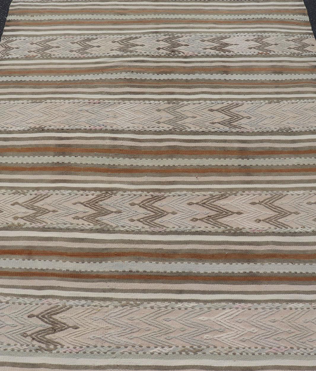 Kilim turco a trama piatta in colori tenui con strisce e ricami In condizioni buone in vendita a Atlanta, GA