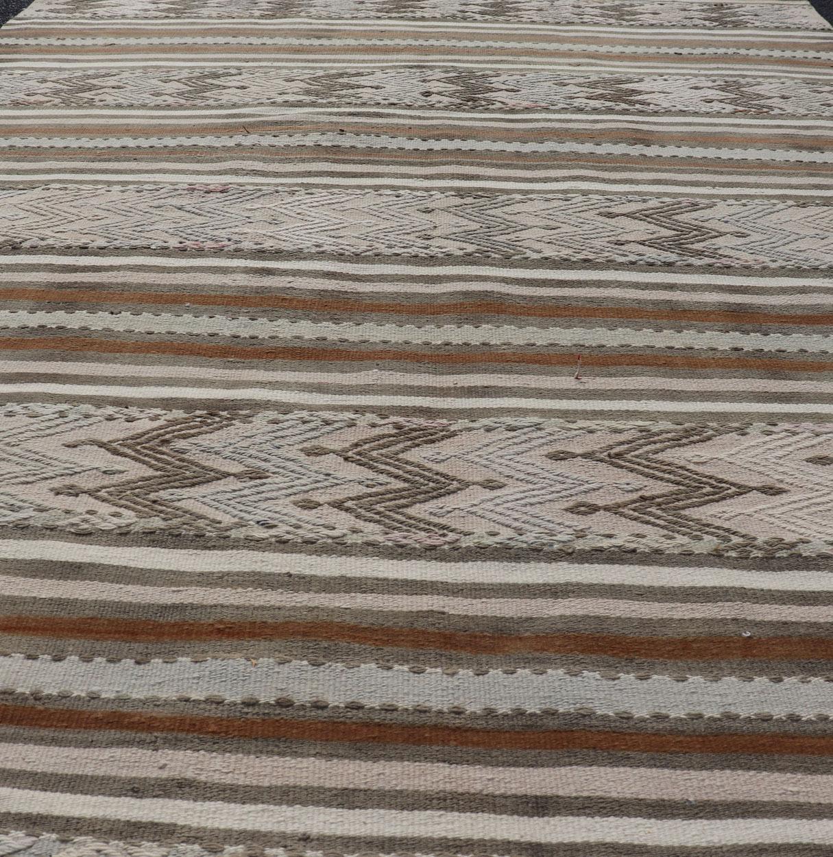 XX secolo Kilim turco a trama piatta in colori tenui con strisce e ricami in vendita