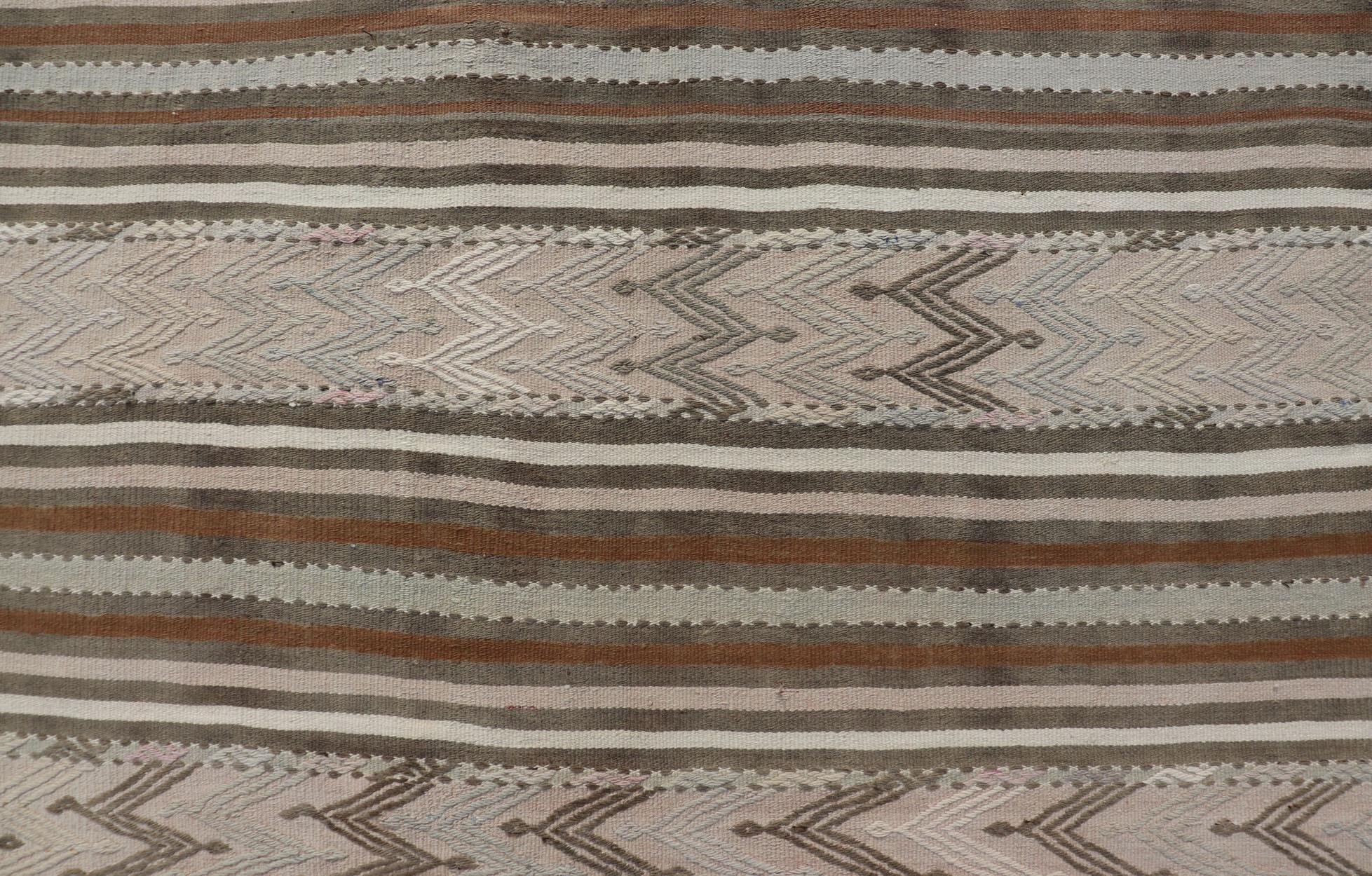 Lana Kilim turco a trama piatta in colori tenui con strisce e ricami in vendita
