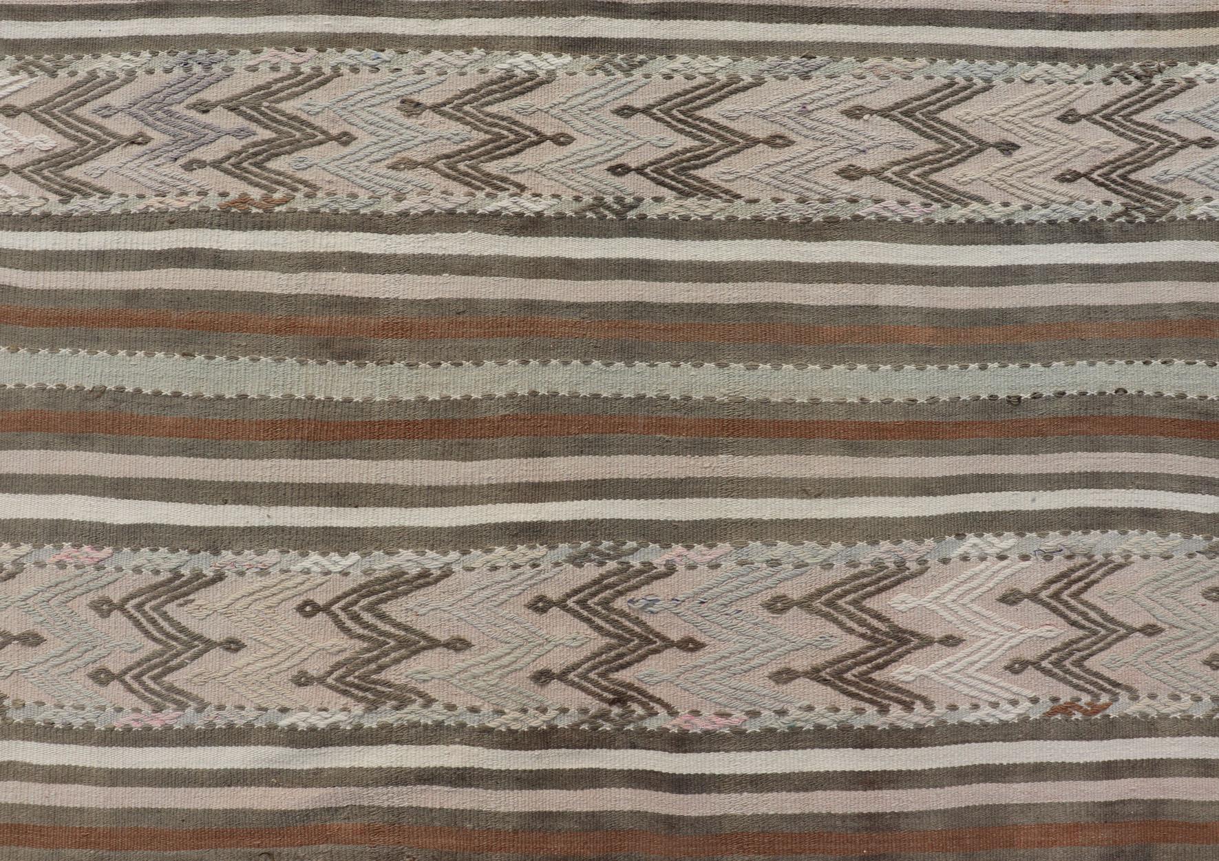 Kilim turco a trama piatta in colori tenui con strisce e ricami in vendita 1