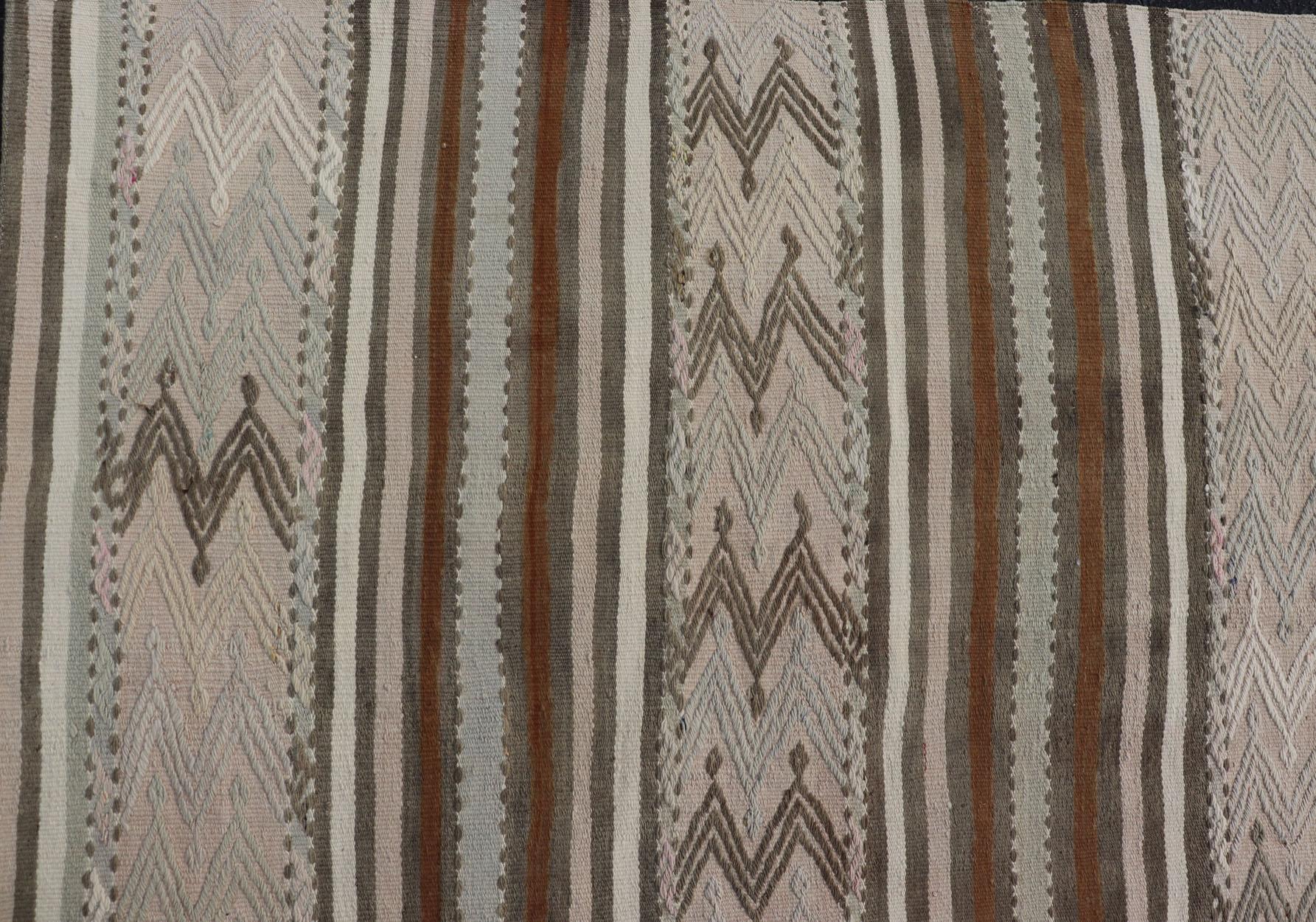 Kilim turco a trama piatta in colori tenui con strisce e ricami in vendita 2
