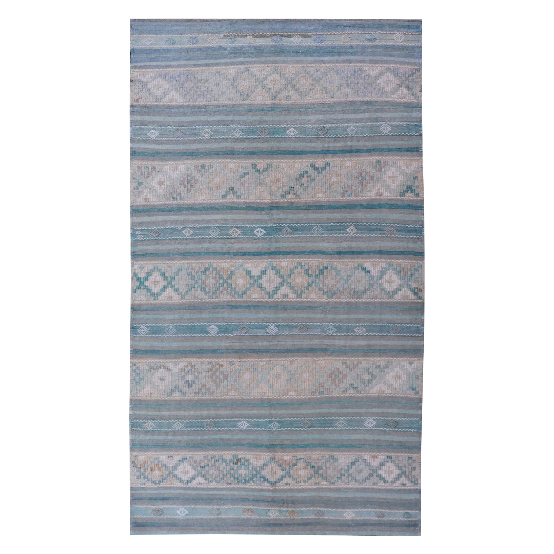 Kilim turco a trama piatta dai colori tenui con strisce e ricami