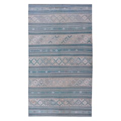 Kilim turco a trama piatta dai colori tenui con strisce e ricami
