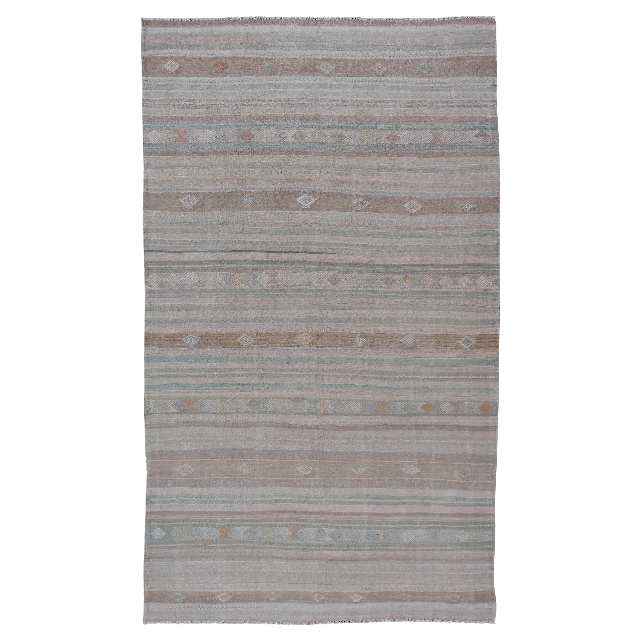 Türkischer Flachgewebe-Kelim mit Stickereien in Taupe, Tan, Hellgrün und Grau