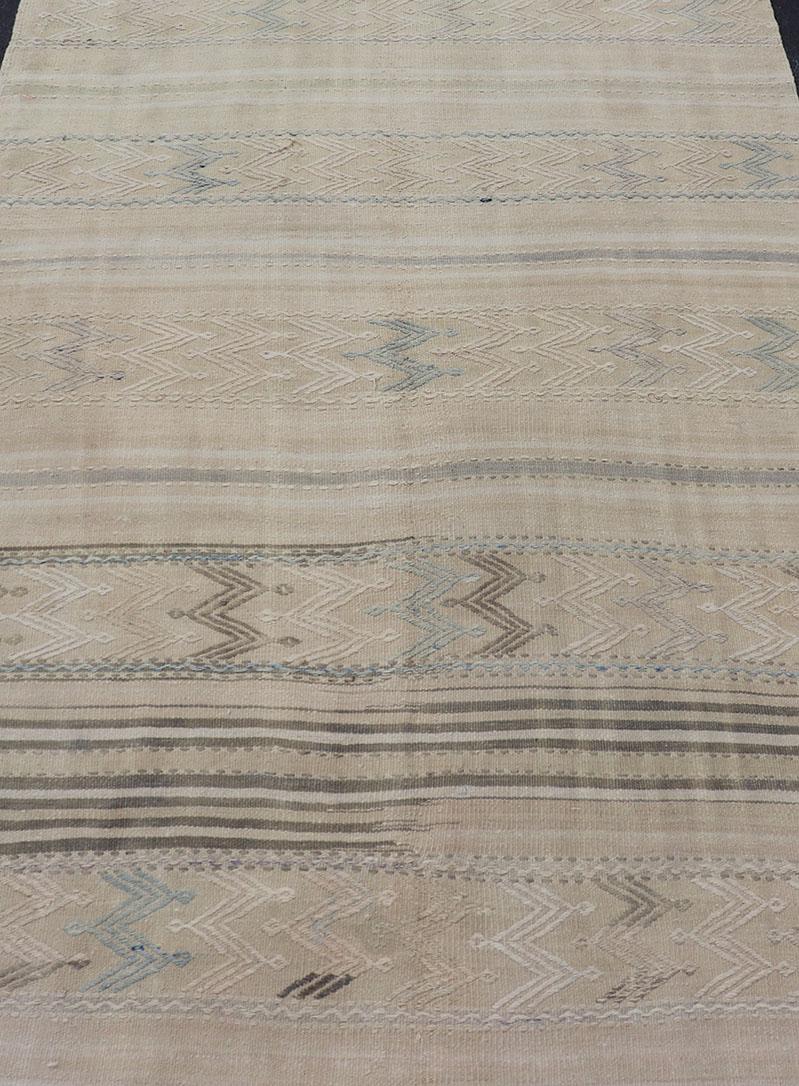 Türkischer Flachgewebe-Kelim mit Stammes-Stickerei-Stickerei in Taupe, Tan, Blau-Grau und Blaugrau im Angebot 1