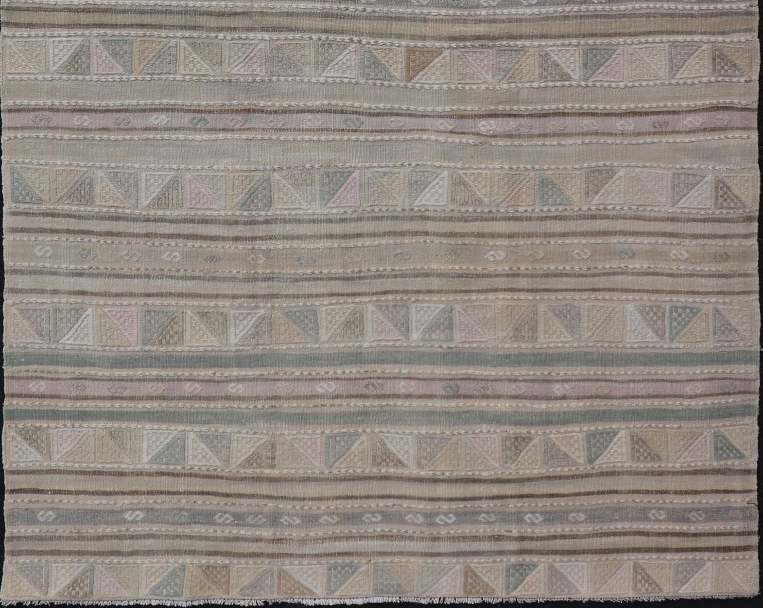 Vintage flat-weave Kilim with embroideries with a modern design in tan, brown, green and tan. geometric stripe design Vintage Kilim from Turkey, Keivan Woven Arts / rug EN-P13936, country of origin / type: Turkey / Kilim, circa 1950

Measures: 4'7 x