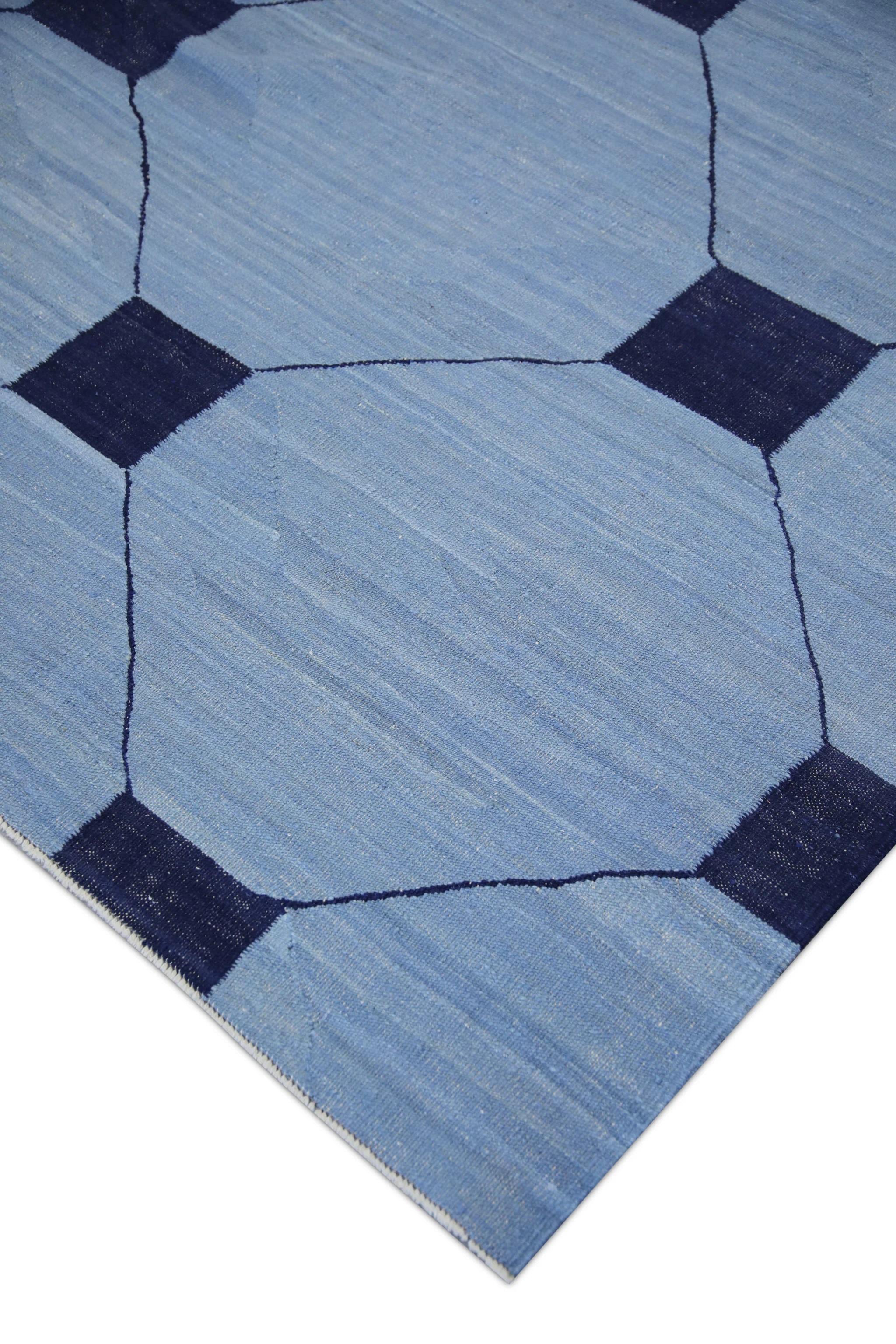 Dieser exquisite türkische Flachgewebe-Kilim ist ein atemberaubendes Meisterwerk der traditionellen Handwerkskunst. Dieser von erfahrenen Kunsthandwerkern handgewebte Teppich zeigt ein faszinierendes geometrisches Muster in Blau- und Marinetönen,
