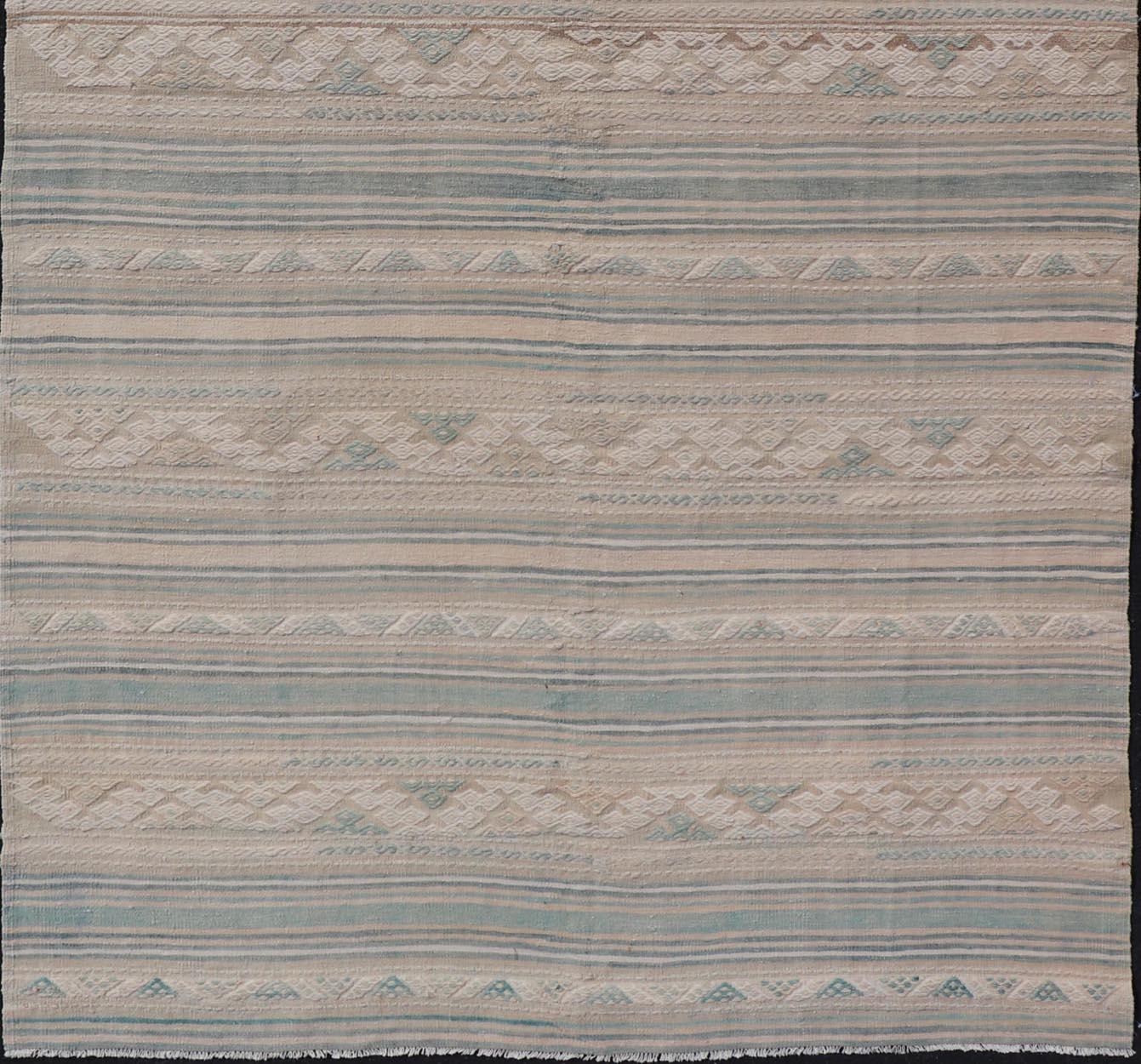 Großer türkischer Kelim-Vintage-Teppich in hellem Taupe, Hellgrün, Creme und Hellbraun, aus einer großen Galerie
Gewebter Kunst-/Teppich EN-13968, Herkunftsland/Typ: Türkei/Kelim, um 1950

Maße: 1,22 m x 3,66 m.
