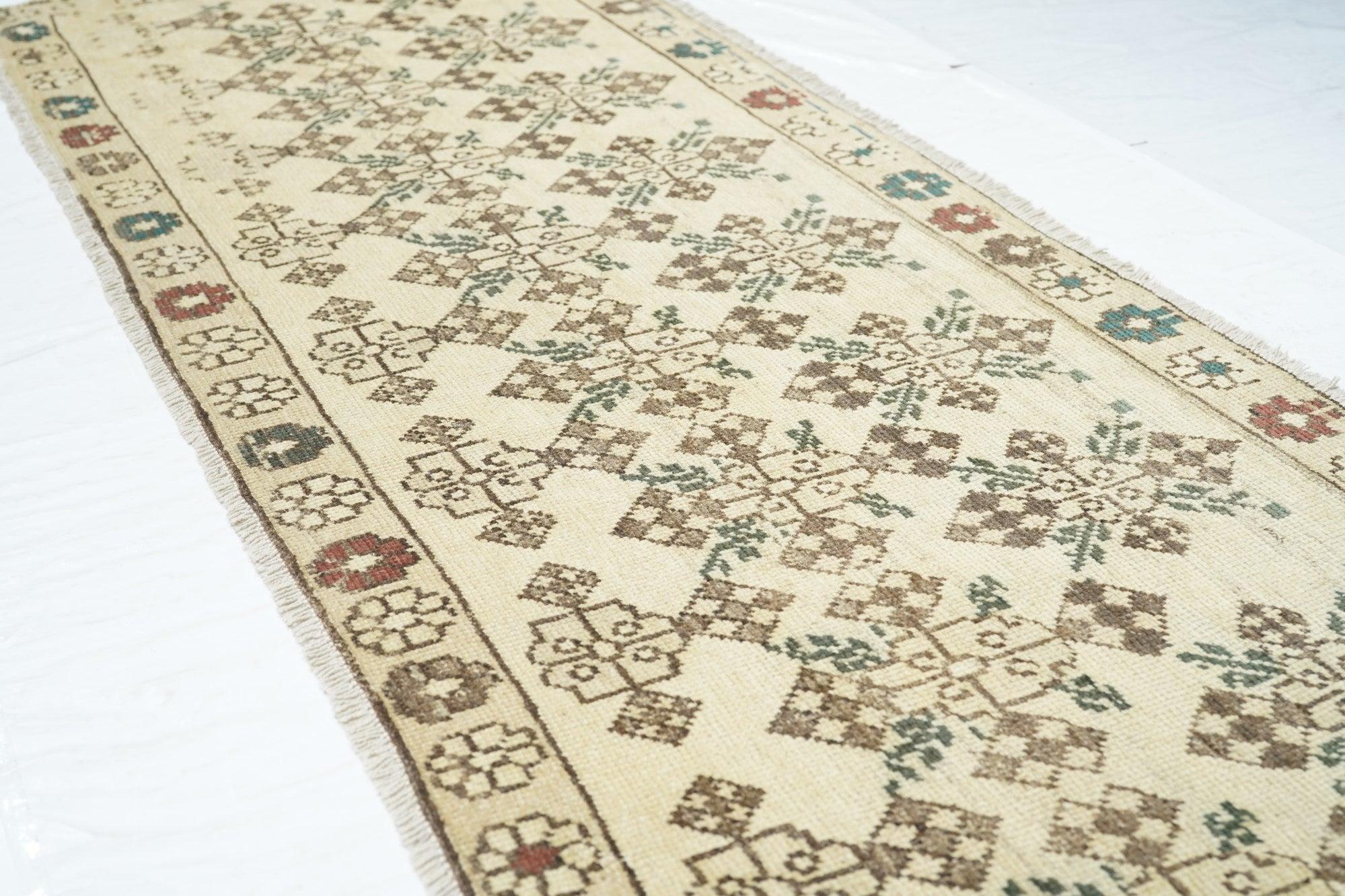 XXI secolo e contemporaneo Runner turco geometrico 2'6'' x 7'10'' in vendita