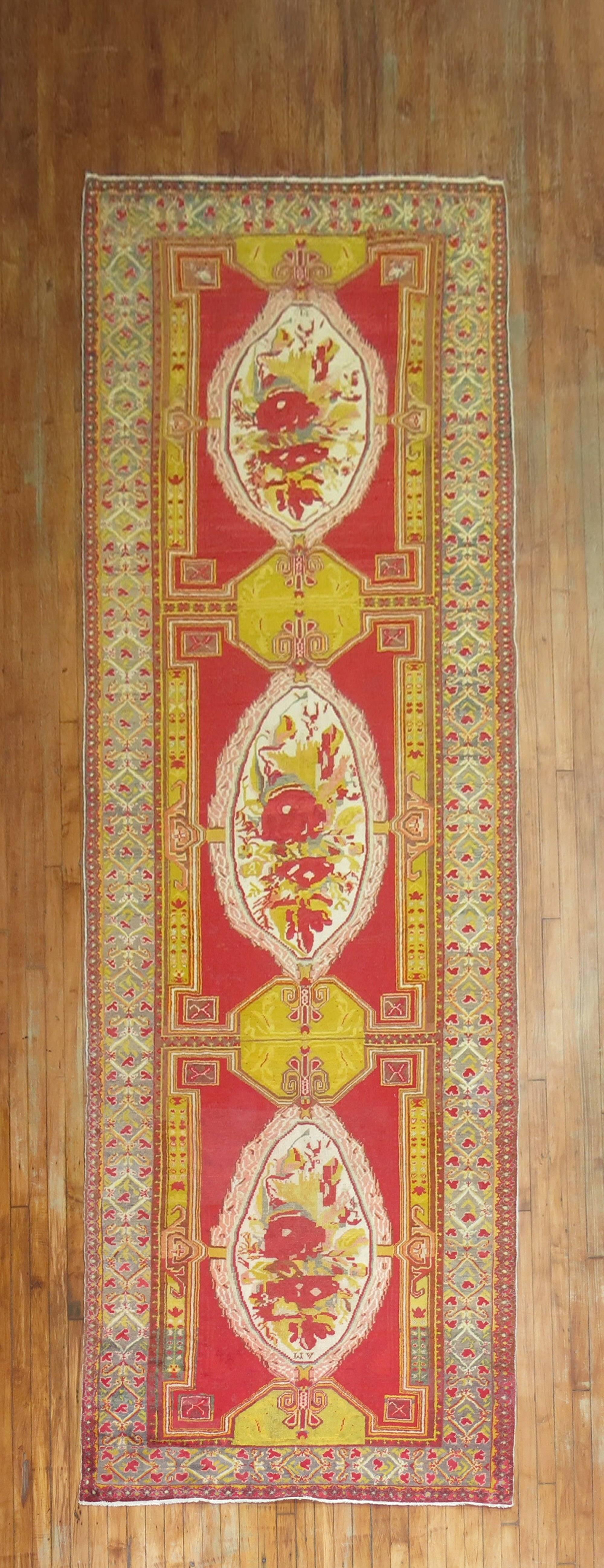 Turkish Ghiordes Gallery Rug In Excellent Condition For Sale In New York, NY