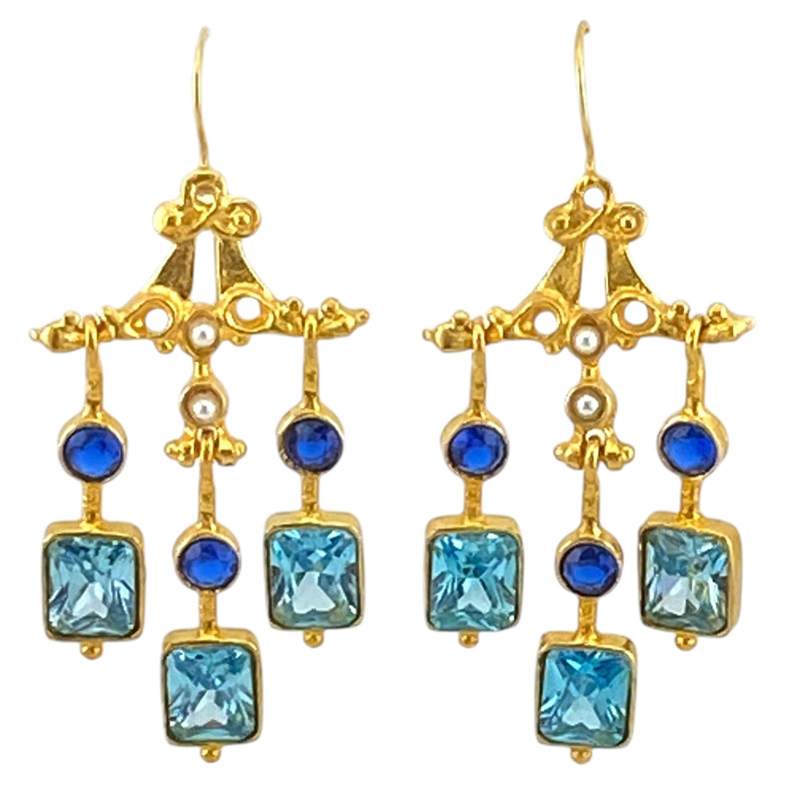 Orecchini pendenti turchi in metallo placcato oro con spinello blu e cristallo, nuovi in vendita