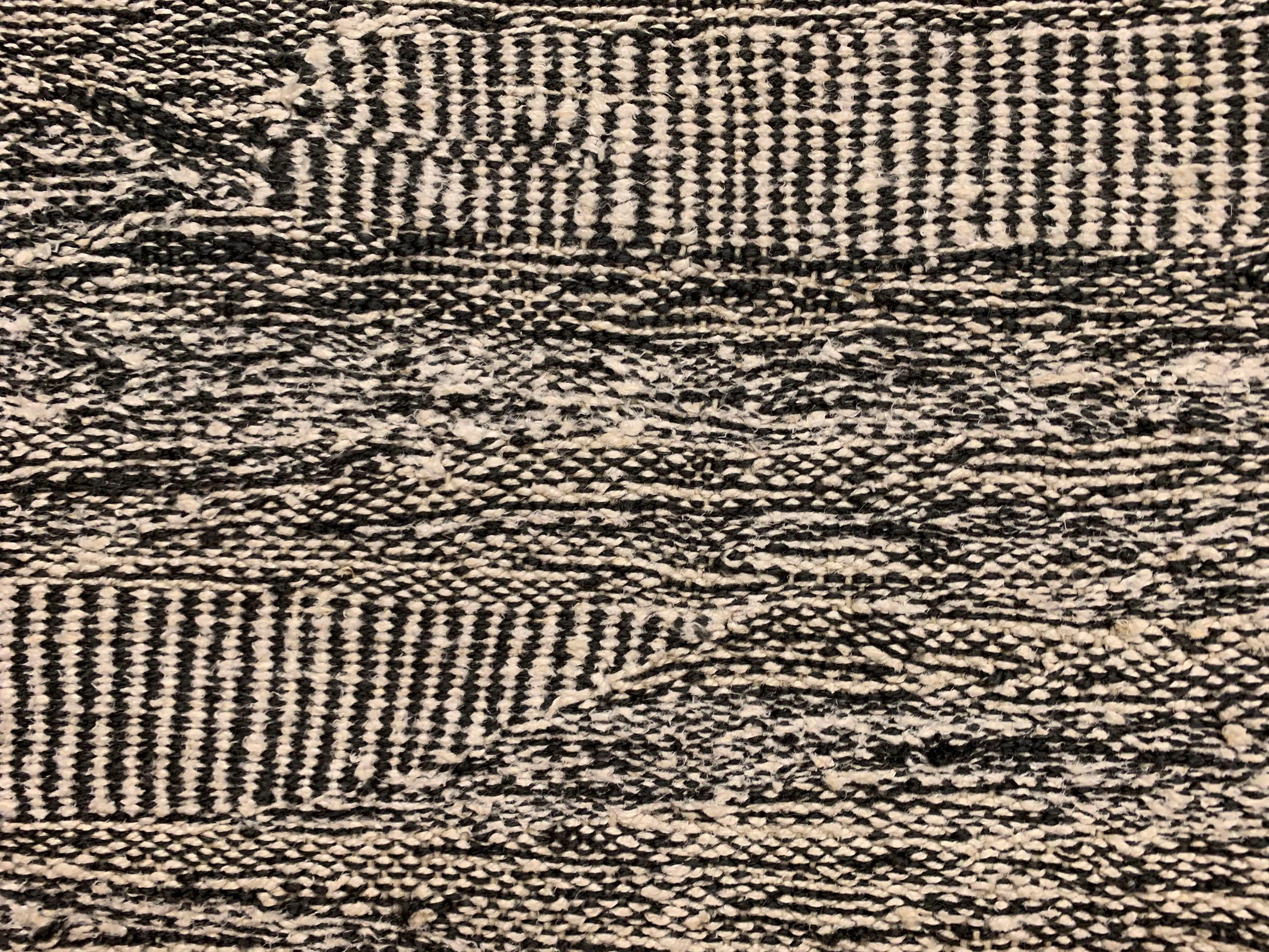 Türkischer grauer Flachgewebe-Kelim-Teppich  5' x 8' im Angebot 2
