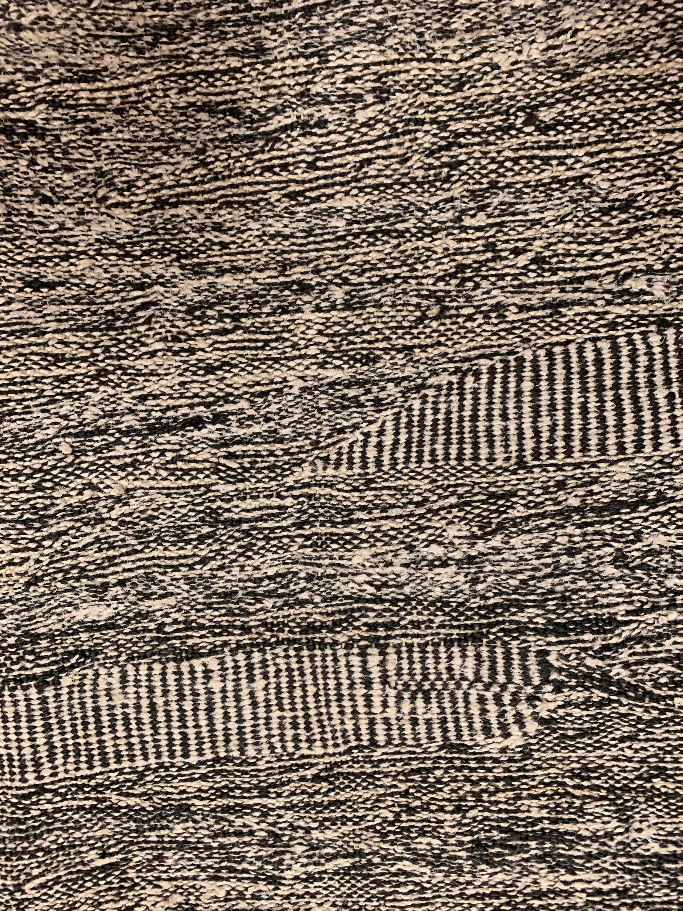 Türkischer grauer Flachgewebe-Kelim-Teppich  5' x 8' im Angebot 3