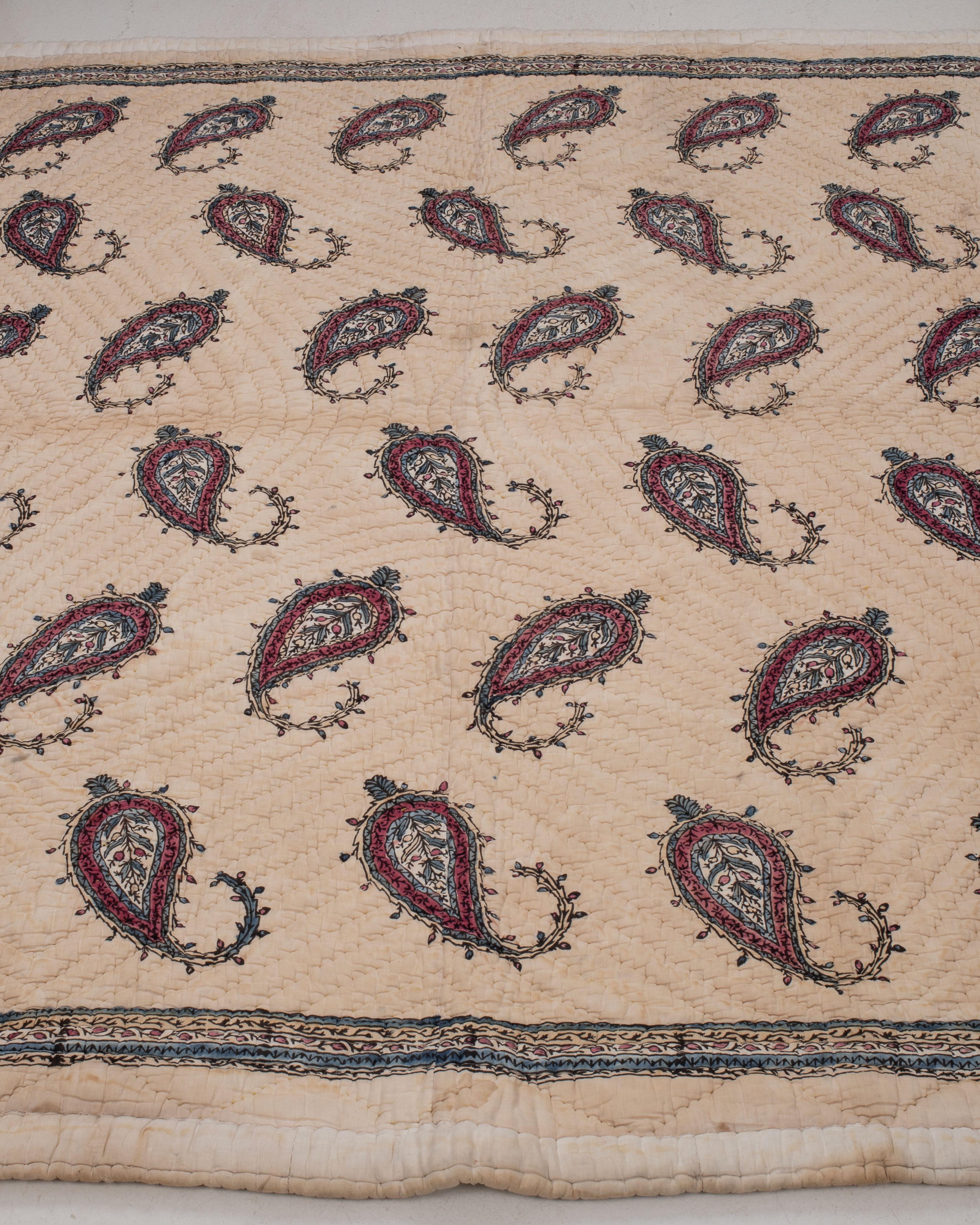 Las colchas anatolias estampadas con bloques son tejidos tradicionales originarios de Anatolia, región situada en la actual Turquía. Están hechos a mano y presentan técnicas de estampación en bloque, en las que se utilizan bloques de madera tallada