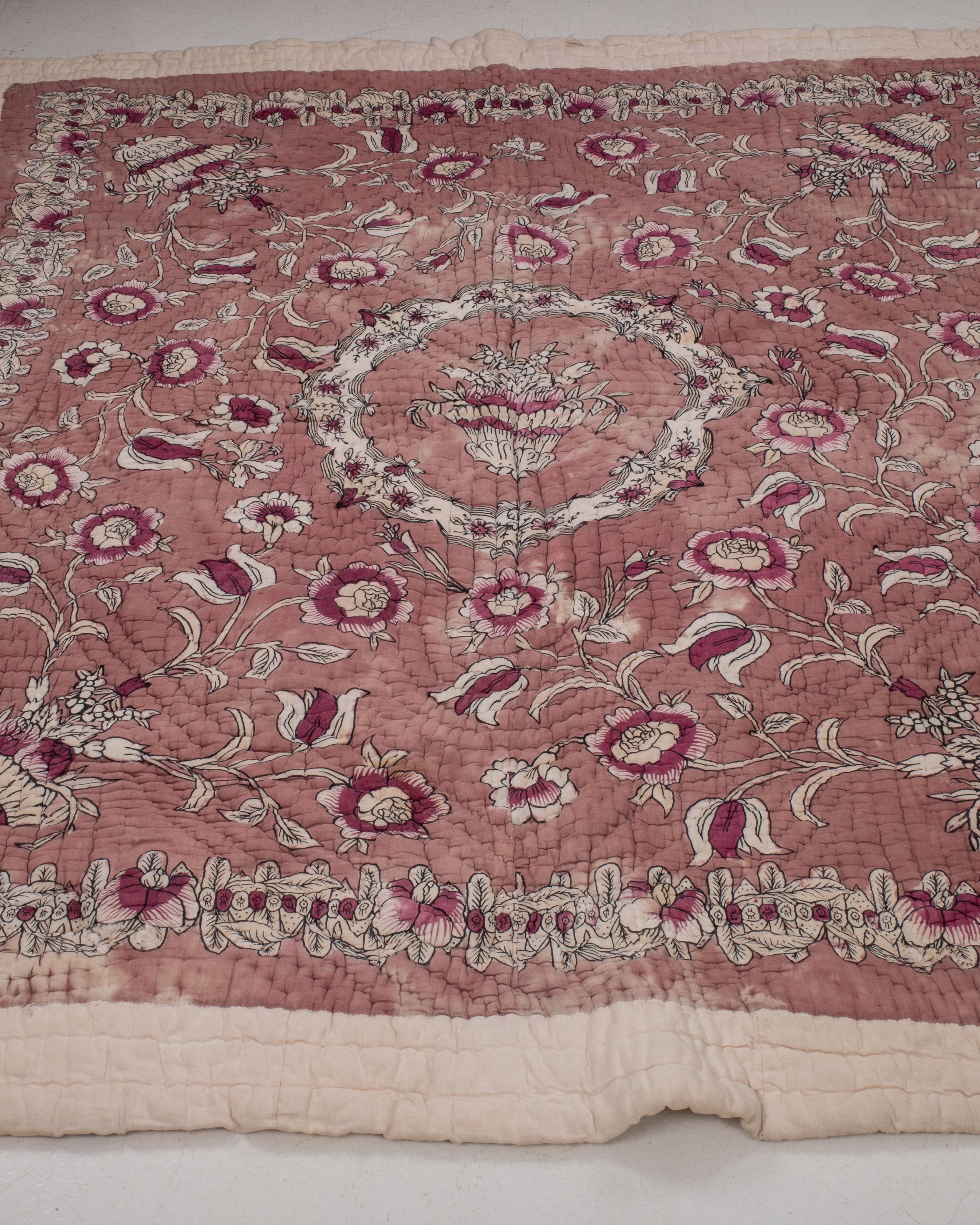 Les quilts anatoliens imprimés en bloc sont des textiles traditionnels originaires d'Anatolie, une région située dans l'actuelle Turquie. Ils sont fabriqués à la main et font appel à des techniques d'impression à la planche, où des blocs de bois