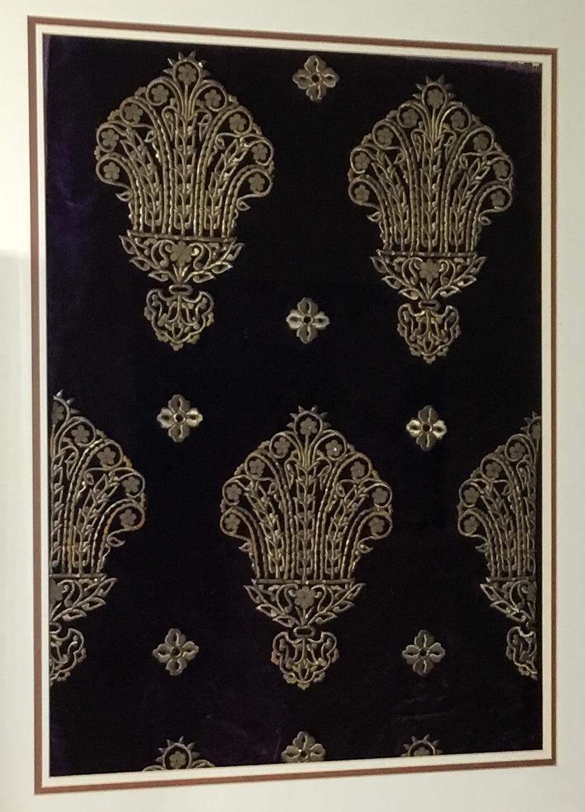 Wunderschönes Textil aus der Zeit des Osmanischen Reiches mit goldenen Metallfäden auf lilafarbenem Seidensamthintergrund gestickt, außergewöhnliche Muster. Das Textil ist professionell von Hand in eine Holzschattenbox montiert, um uns ein