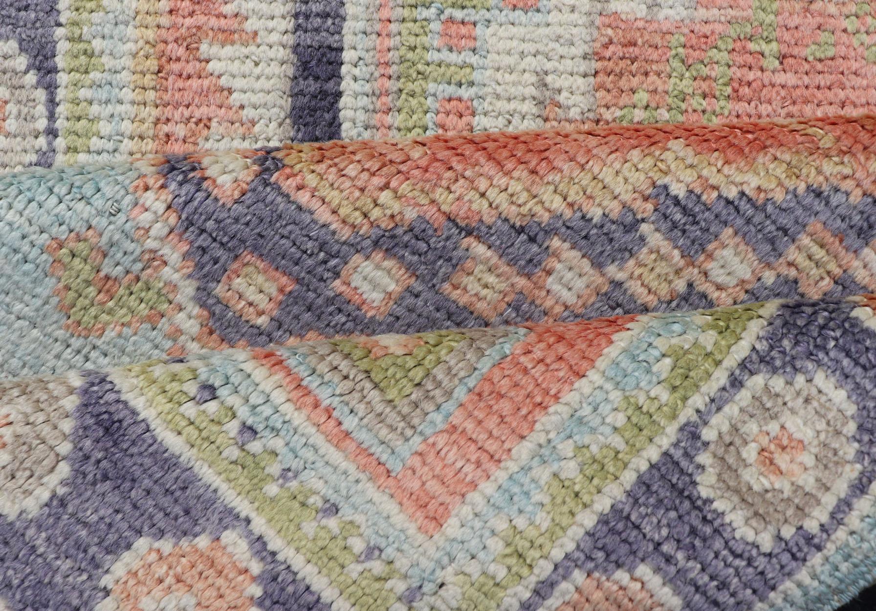 Türkischer handgeknüpfter Oushak-Läufer mit Medaillon-Design und mehrfarbigem Medaillon im Angebot 4