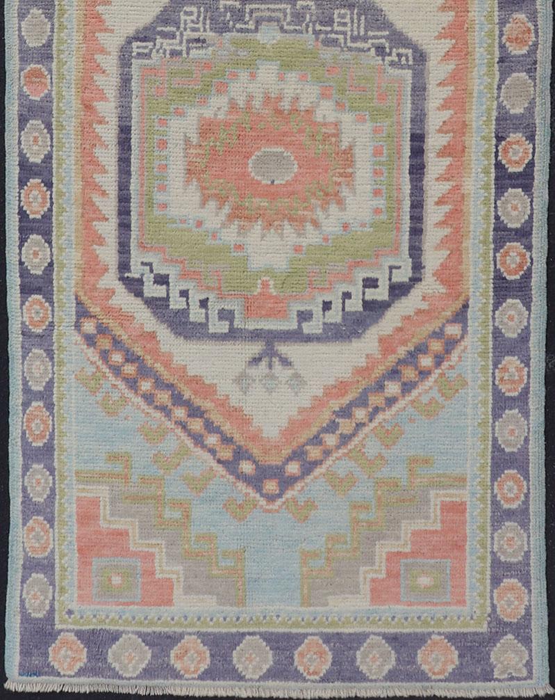 Couloir turc Oushak, Keivan Woven Arts / tapis EN-P13642, pays d'origine / type : Turquie / Oushak.

Mesures : 2'11 x 9'8.