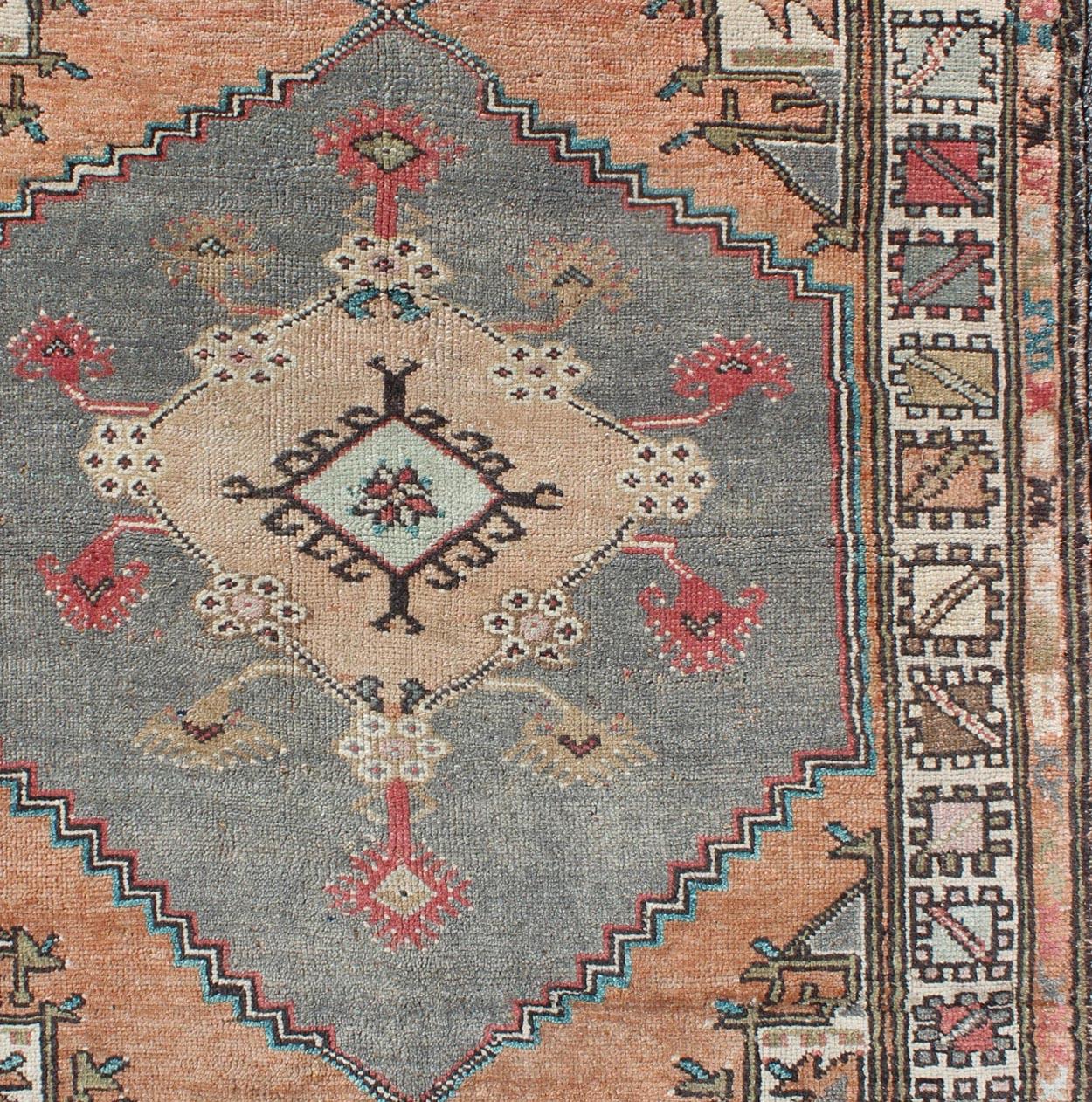 Vintage Oushak small carpet from Turkey in light orange and light gray, rug/TU-TRS-136585, Keivan Woven Arts / country of origin / type: Turkey / Oushak, circa 1950

This vintage Turkish oushak rug features an intricately designed medallion