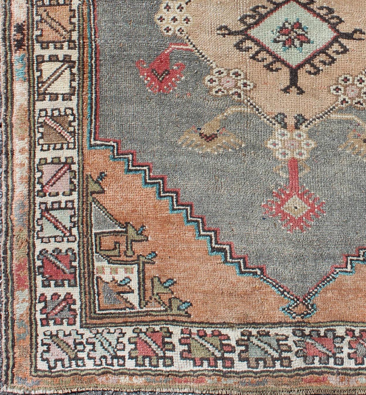 Alfombra Pequeña Turca Anudada a Mano Oushak Vintage en Naranja Claro y Gris Claro Turco en venta