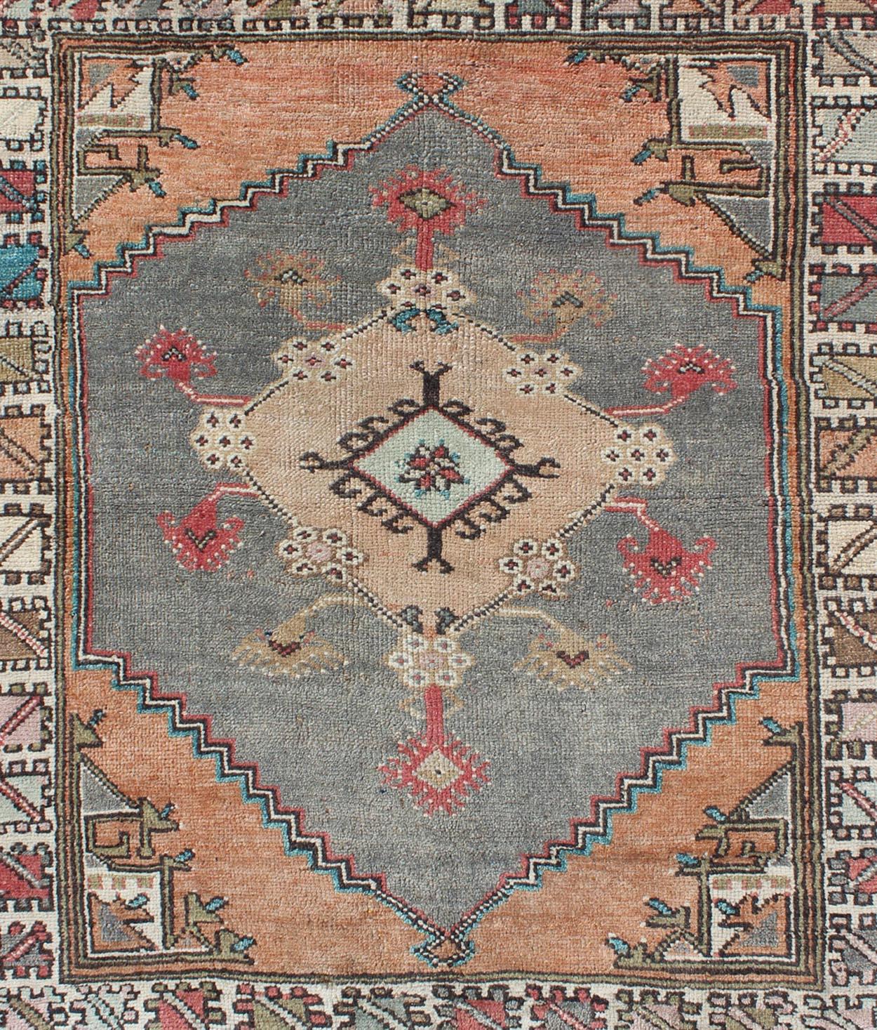 Alfombra Pequeña Turca Anudada a Mano Oushak Vintage en Naranja Claro y Gris Claro Anudado a mano en venta