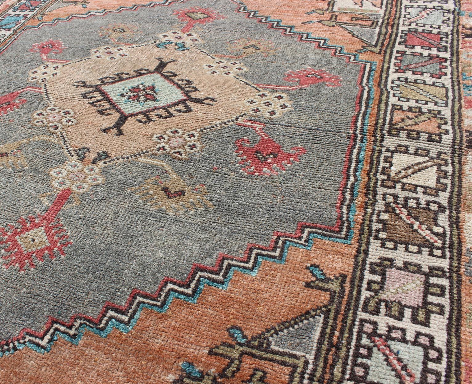 Alfombra Pequeña Turca Anudada a Mano Oushak Vintage en Naranja Claro y Gris Claro en Bueno estado para la venta en Atlanta, GA