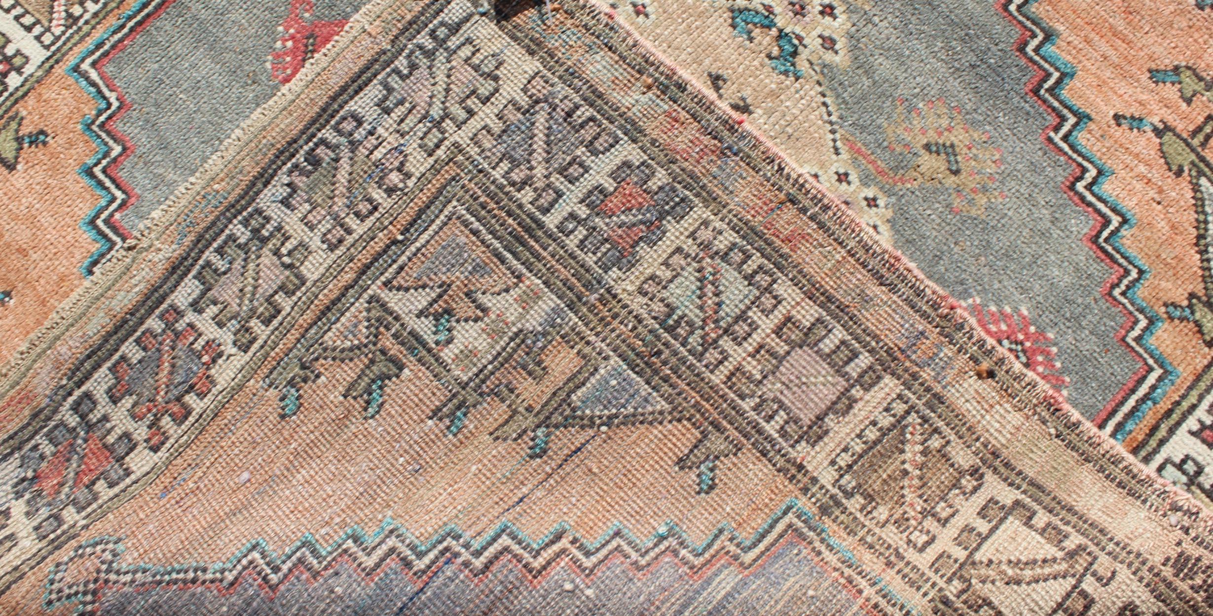 Alfombra Pequeña Turca Anudada a Mano Oushak Vintage en Naranja Claro y Gris Claro siglo XX en venta
