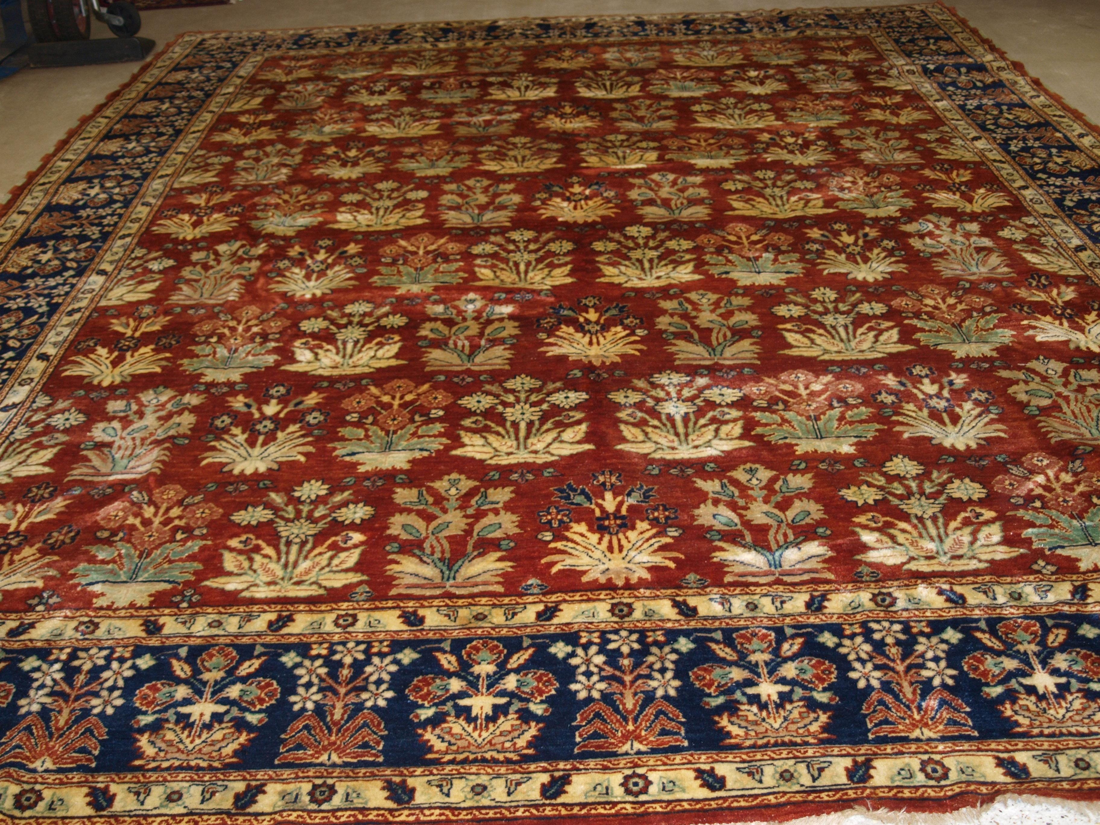 Ein moderner handgeknüpfter türkischer Teppich von höchster Qualität. Der Teppich ist eine Kopie eines Strauchteppichs der Moguln des 19. Dieser Teppich ist wunderschön gezeichnet mit einem Muster aus blühenden Sträuchern in den wunderbarsten
