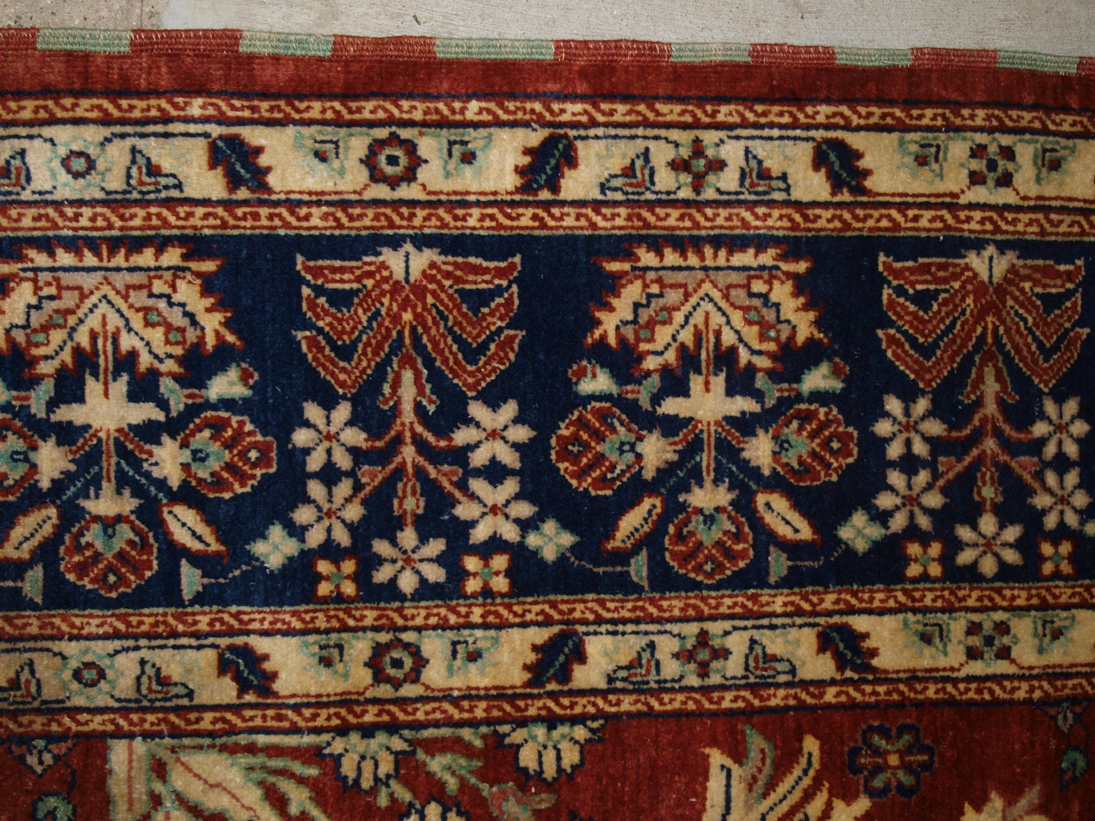 Türkischer handgewebter Teppich, eine jüngste Kopie eines Mogul-Teppichs aus dem 19. Jahrhundert im Angebot 1