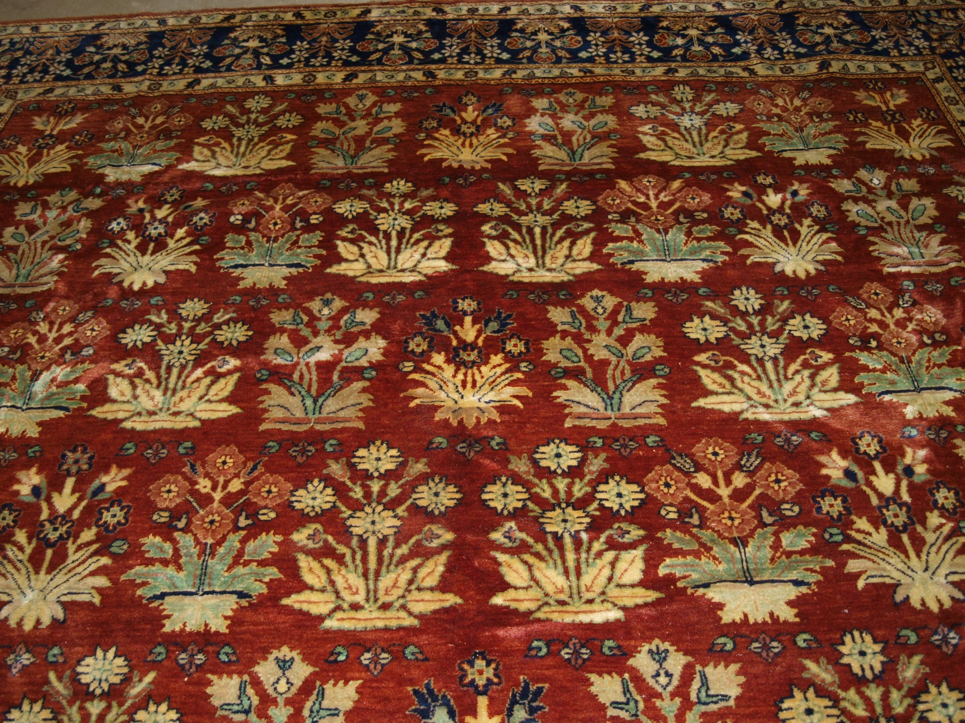 Türkischer handgewebter Teppich, eine jüngste Kopie eines Mogul-Teppichs aus dem 19. Jahrhundert im Angebot 2