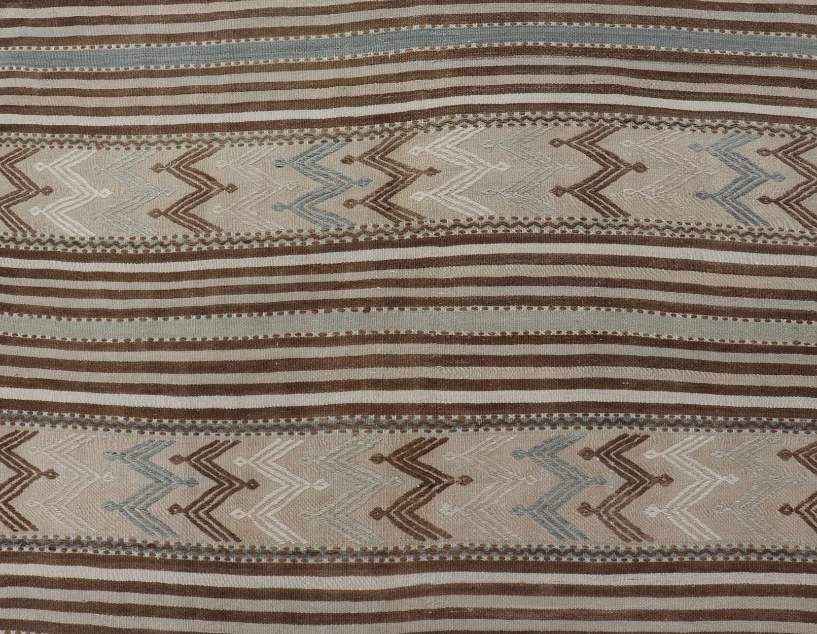 Turkish Hand Woven Flat-Weave Embroidered Kilim in Taupe, Brown, and Lt. Blue. Keivan Woven Arts / rug EN-179493, country of origin / type: Turkey / Kilim, circa 1950

Measures: 4'6 x 8'4 

This vintage flat-woven Embroidered kilim rug features