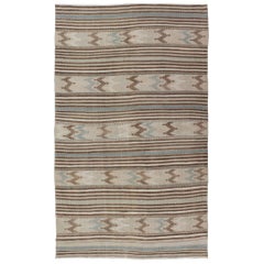 Türkische handgewebte Flachgewebe-Stickereien Kilim in Taupe, Brown und Lt. Blau