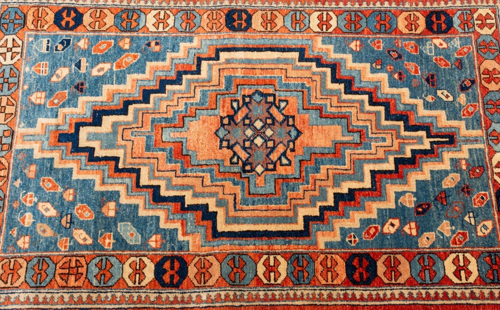 Tapis turc noué à la main, représentant un motif géométrique abrash, fabriqué par Rubin Carpets, fabriqué en Turquie.

Dimensions : 4' 10